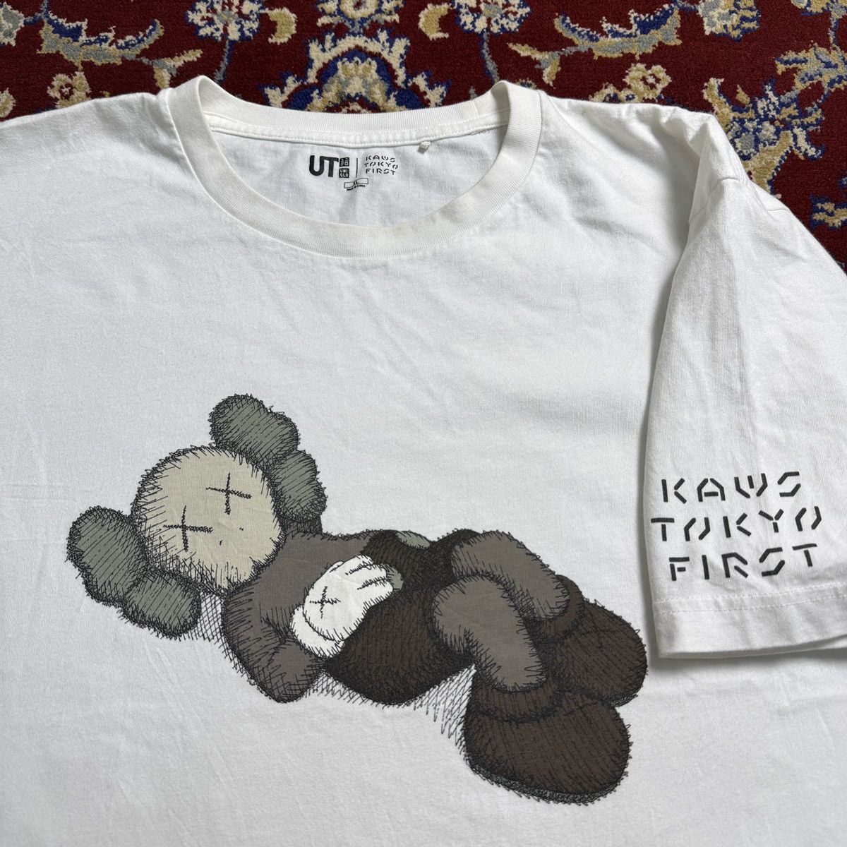 Kaws Kaws sleeping x Uniqlo Tokyo first Mori artist graffiti tee Size US XL / EU 56 / 4 - 1 Thumbnail