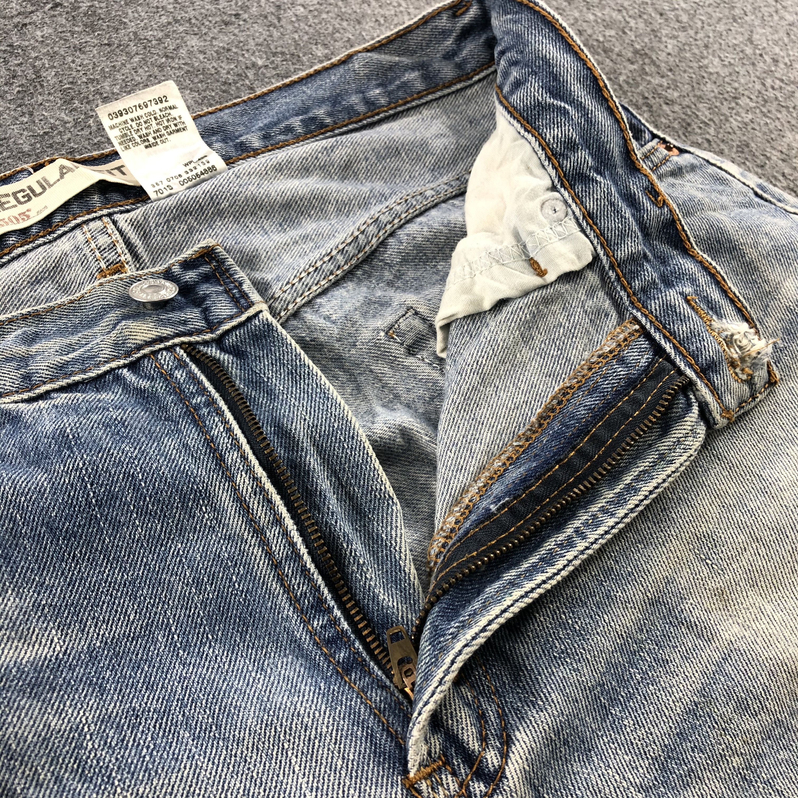 Distress Light Wash Vintage Levis 505 Jeans-J1142