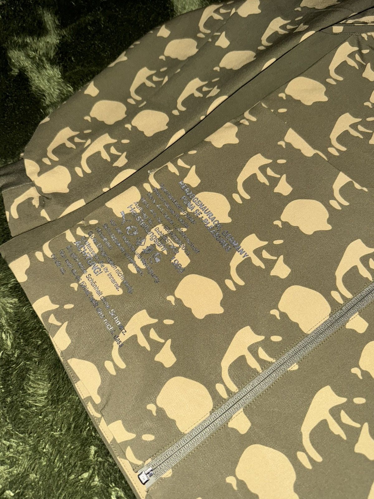 Pleasures × Puma [M] Pleasures x Puma 2-in-1 Camo Jacket Size US M / EU 48-50 / 2 - 3 Thumbnail