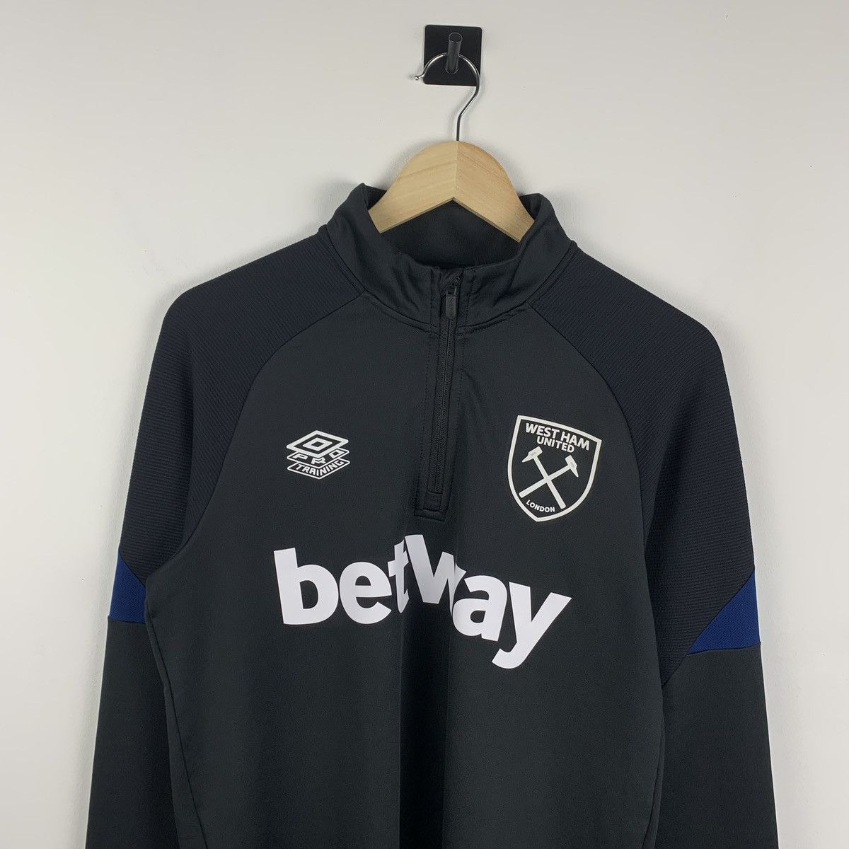 Umbro Umbro West Ham United London Soccer Football Jersey Size M Size US M / EU 48-50 / 2 - 2 Thumbnail