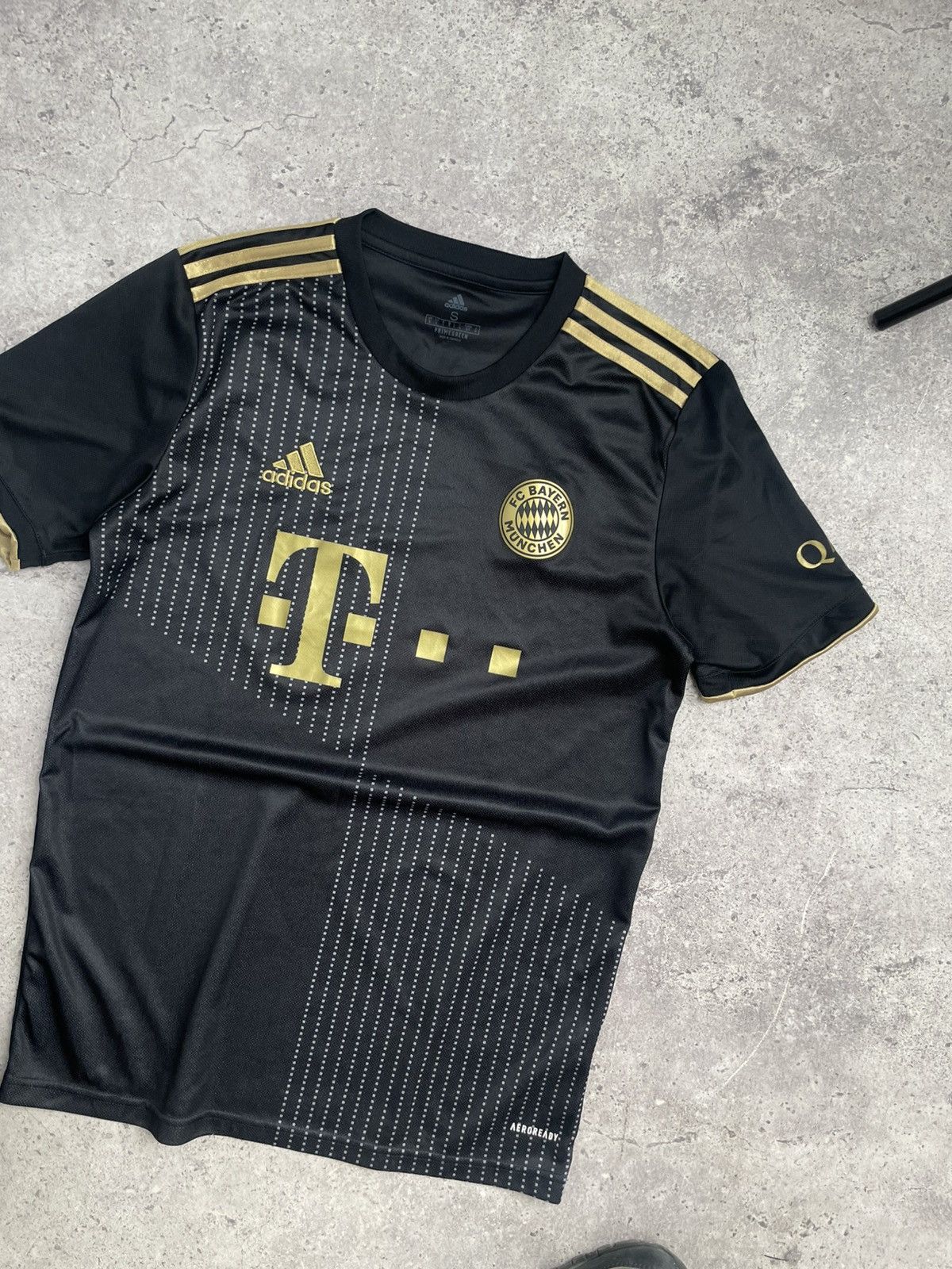 Adidas FC Bayern Munich 2021 2022 away soccer shirt jersey kit Size US S / EU 44-46 / 1 - 2 Thumbnail