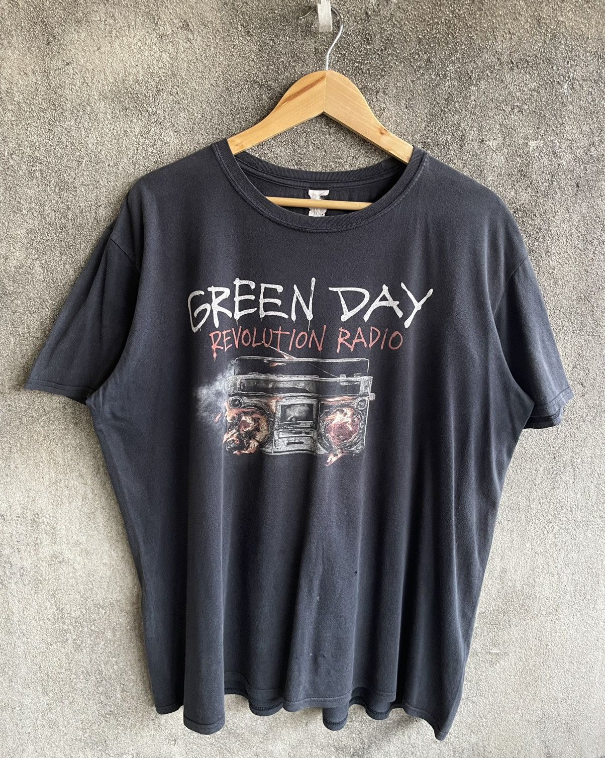 Band Tees Vintage💢GREEN DAY💢REVOLUTION RADIO TOUR 2017 Sun Faded Tee Size US XL / EU 56 / 4 - 1 Thumbnail