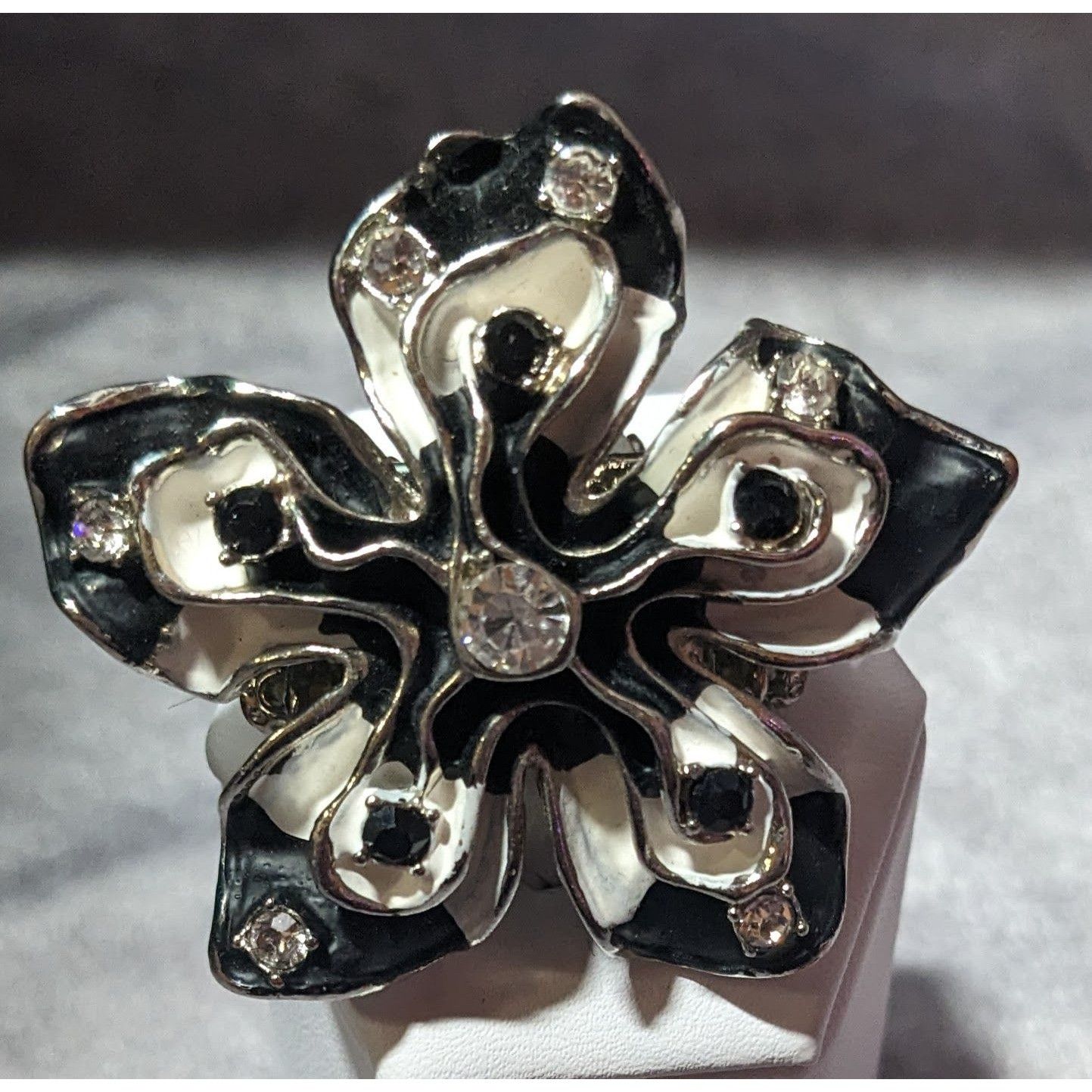 Other Chunky Floral Black And White Stretch Statement Ring Size 6 Size ONE SIZE - 10 Thumbnail
