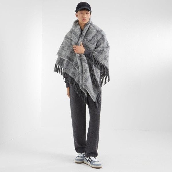 Fendi o1w1db10225 Size: OS / Throw Blanket in Dark Grey Size ONE SIZE - 4 Thumbnail