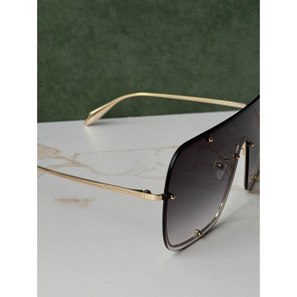 Alexander McQueen Alexander McQueen AM0362S Gold Grey Studded Mask Sunglasses Size ONE SIZE - 3 Thumbnail
