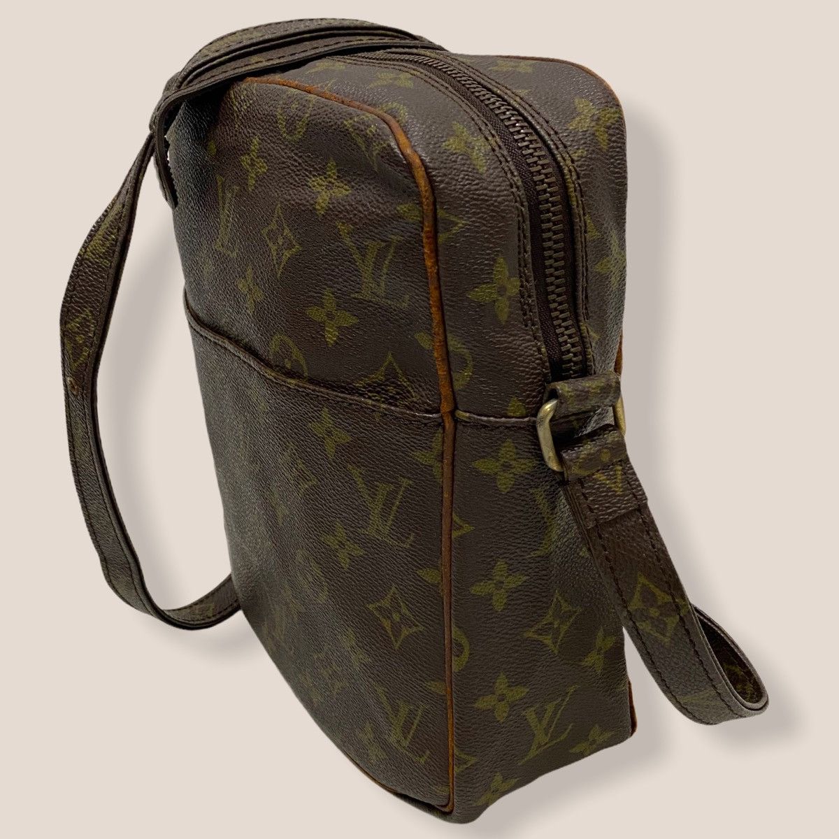 Louis Vuitton ‼️YES‼️ LOUIS VUITTON DANUBE GM SLING BAG ECLAIR ZIPPER Size ONE SIZE - 4 Thumbnail