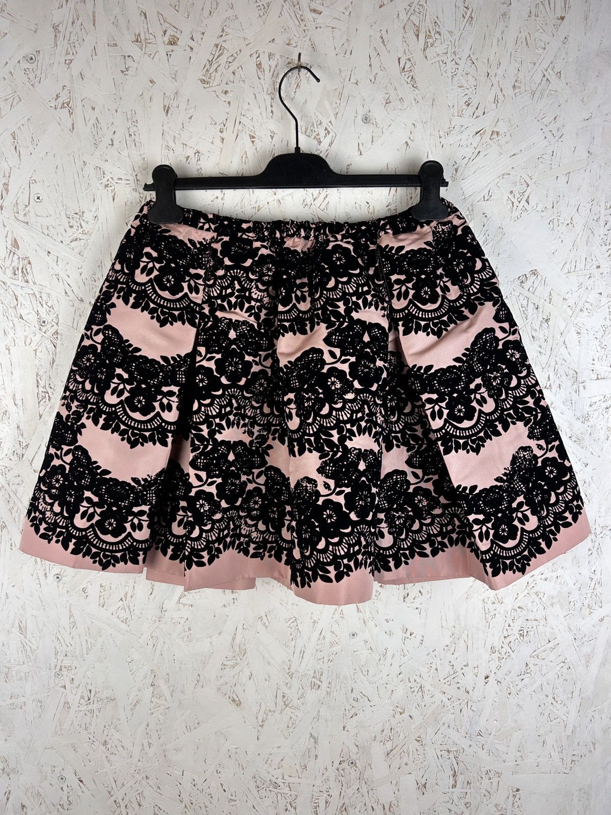 RED Valentino BNWT Valentino Red Velvet Lace Cute Design Skirt Size 26" / US 2 / IT 38 - 5 Thumbnail