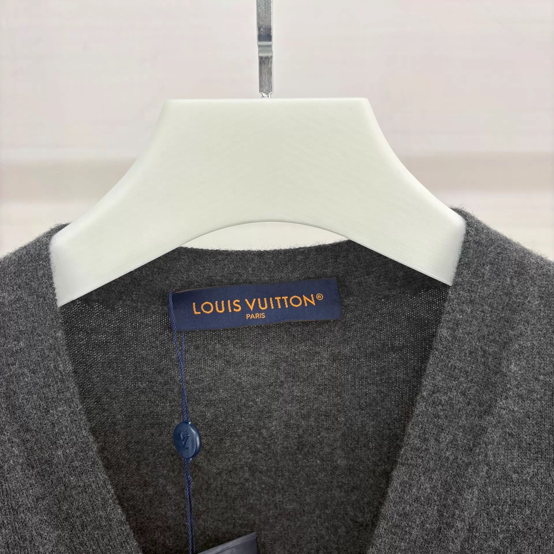 Louis Vuitton Louis Vuitton V-neck gray logo knit cardigan S Size US S / EU 44-46 / 1 - 3 Thumbnail