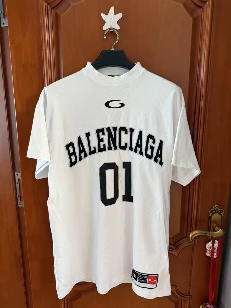 Balenciaga Balenciaga Football short sleeve white Size US S / EU 44-46 / 1 - 1 Thumbnail