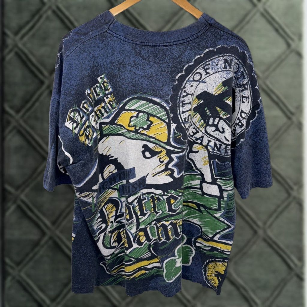 Vintage VINTAGE 90s Magic Johnson T-Shirt Notre Dame Fighting Irish AOP T Shirt Sz Large RARE Mens Blue 90s Size US L / EU 52-54 / 3 - 1 Thumbnail
