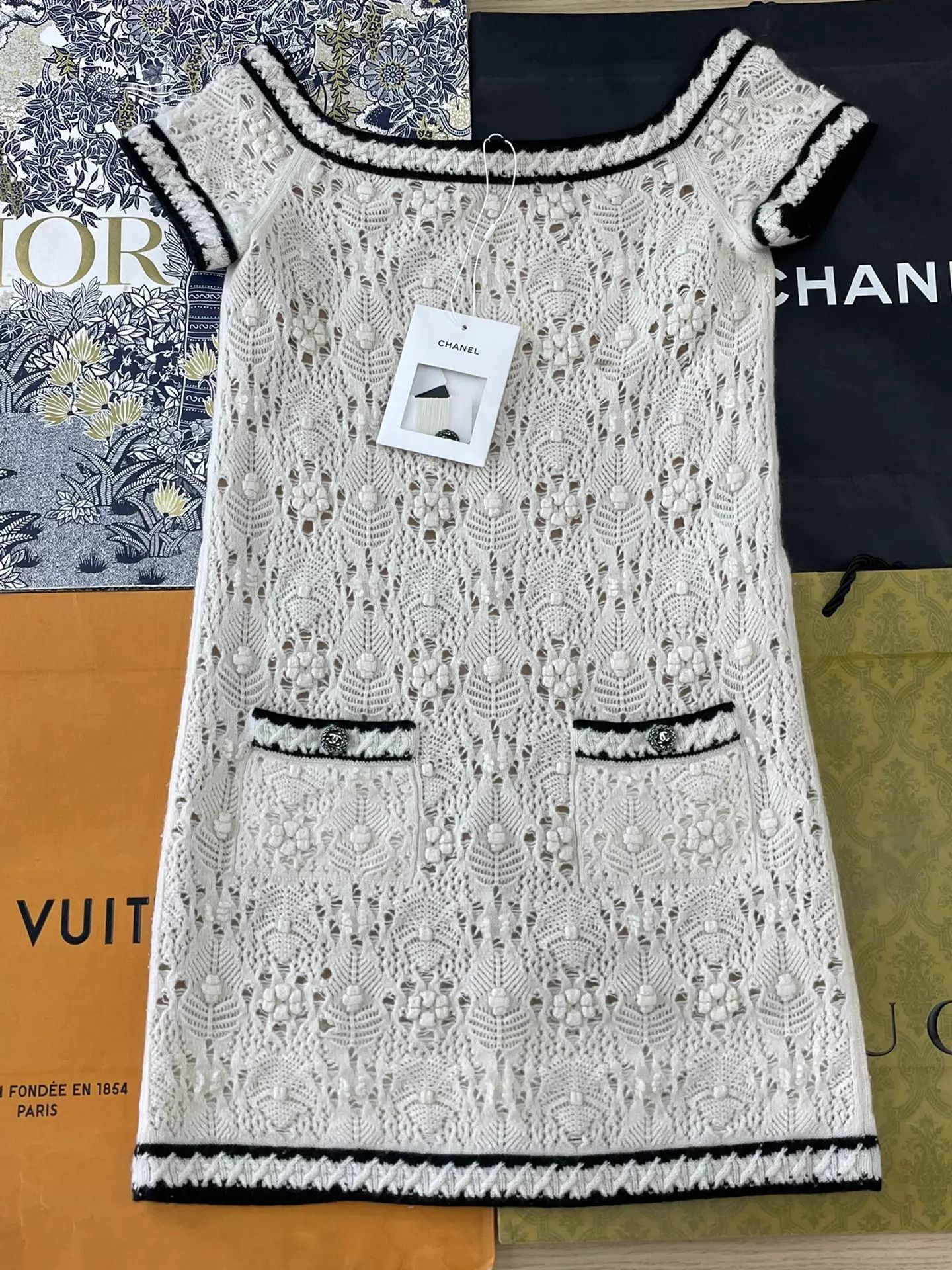 Chanel Chanel One-Shoulder Cashmere Dress B&W Colorblocked 36 Size XS / US 0-2 / IT 36-38 - 1 Thumbnail