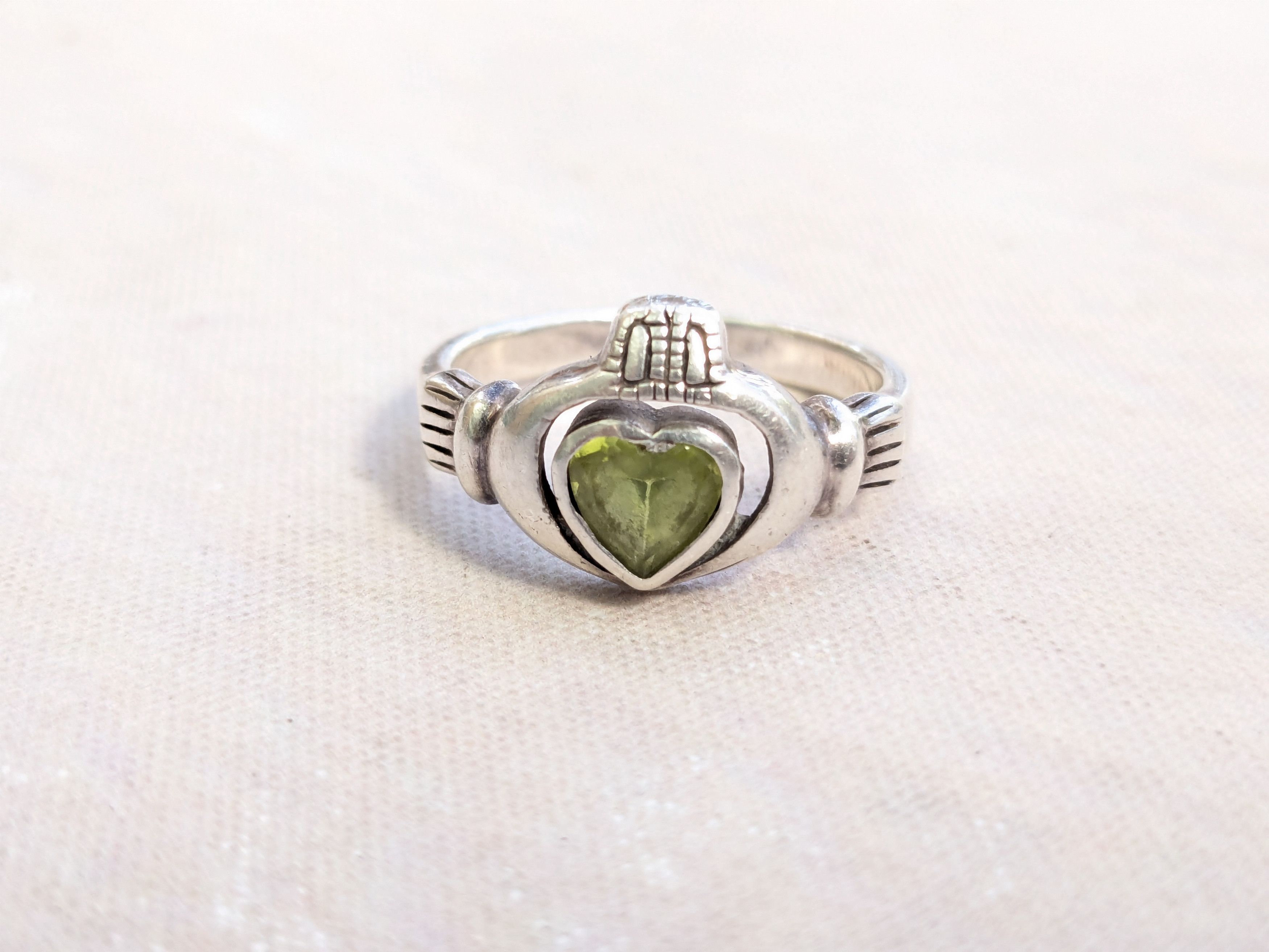 Jewelry Vintage Sterling Silver Ring Hearts Green Peridot 9 Band Size ONE SIZE - 3 Thumbnail