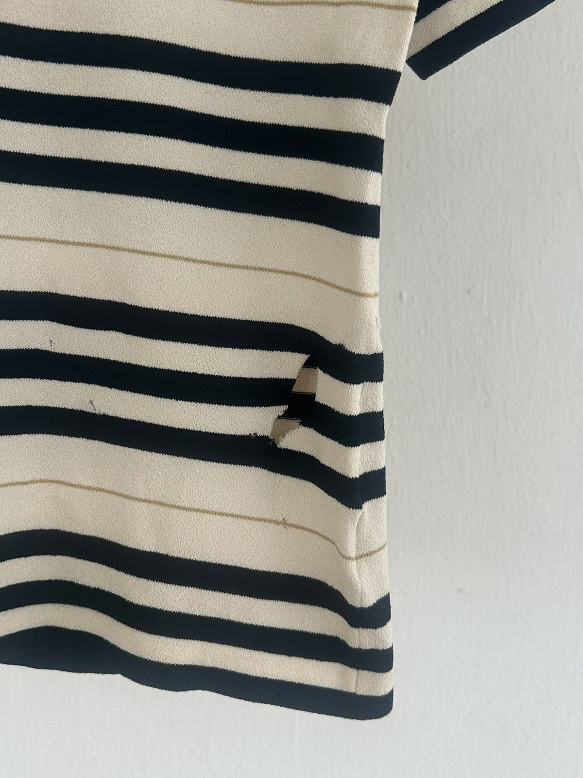 Burberry Burberry Ripped Vintage Stripe Tee Size S / US 4 / IT 40 - 6 Thumbnail