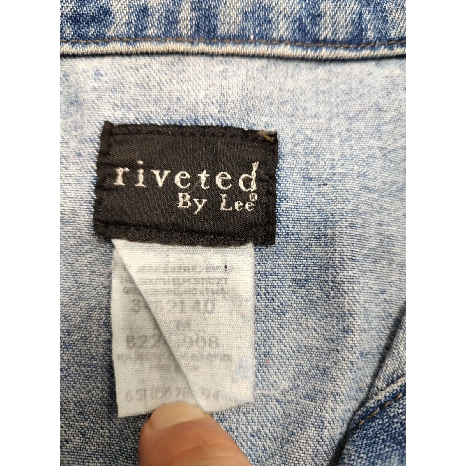 Vintage VINTAGE Riveted By Lee Denim Jacket Women M 4 Pockets 100% Cotton Blue Jacket, Denim, Solid, Button Closure, Regular Fit, Trucker, Collared, Pockets Size 32" / US 10 / IT 46 - 5 Thumbnail