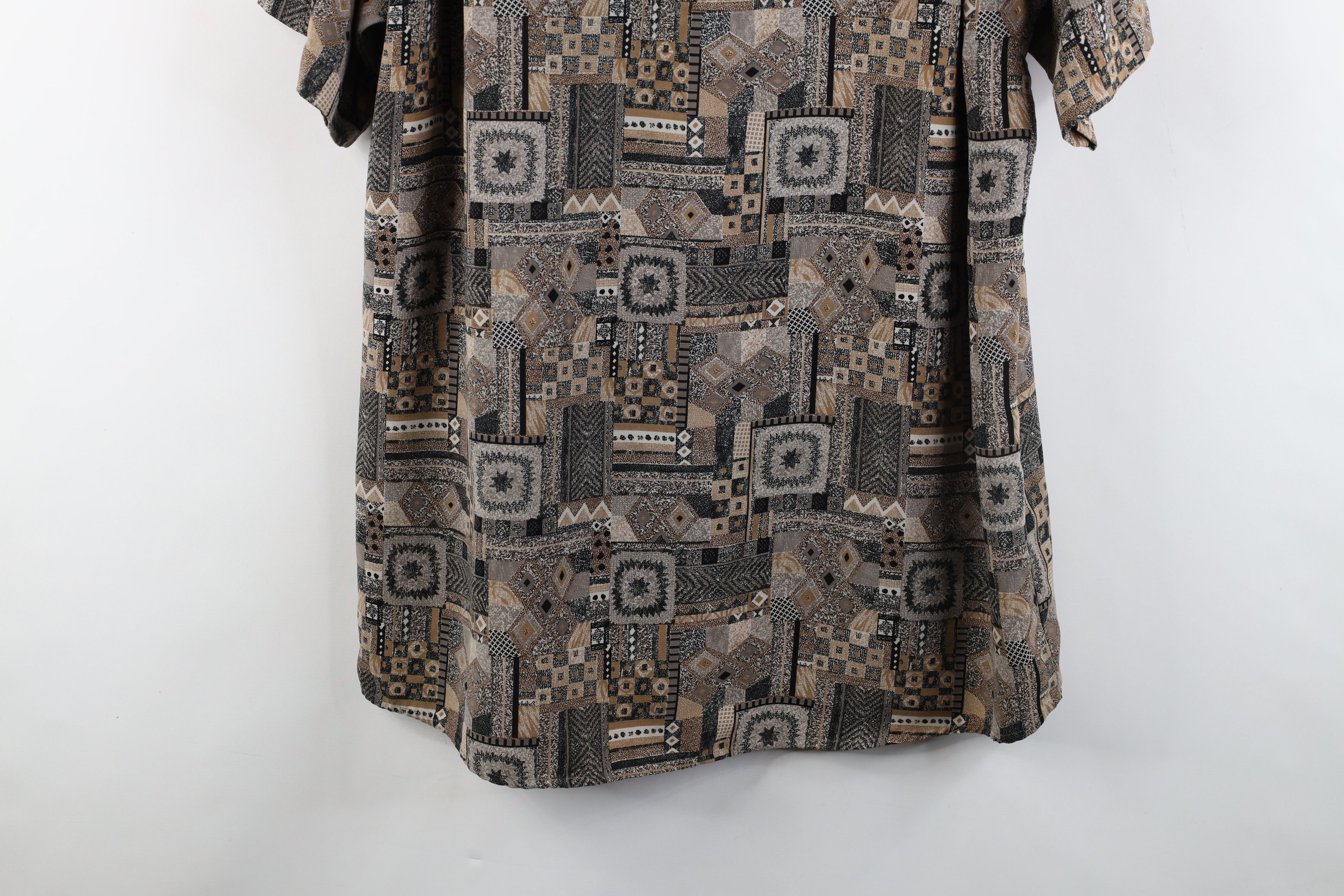 Vintage Vintage 90s Streetwear Geometric Collared Button Shirt Size US L / EU 52-54 / 3 - 10 Thumbnail