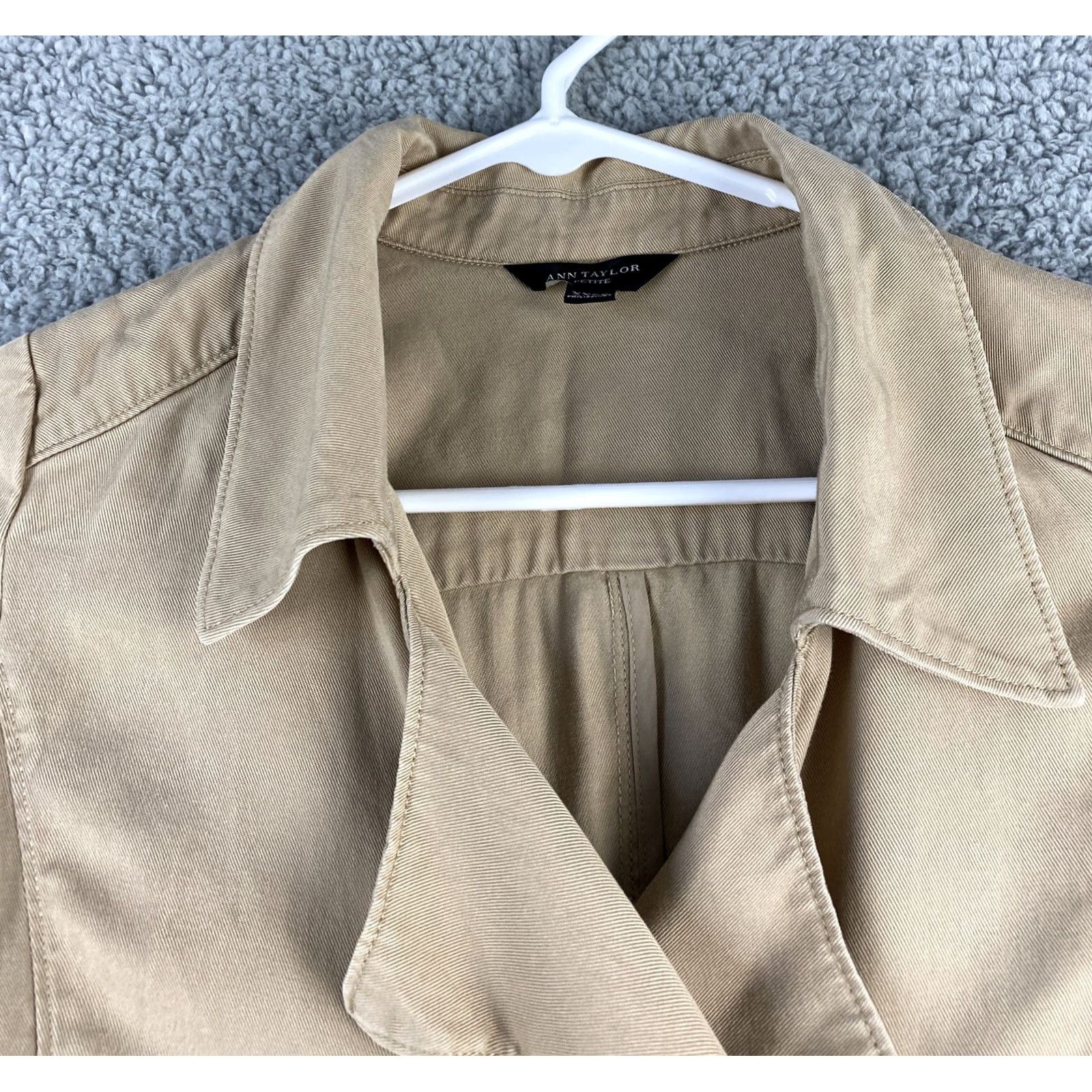 Ann Taylor VINTAGE Ann Taylor Loft Blouse Shirt Womens XXS Tan Long Sleeve Roll Tab Pocket Collared 34-26 Case Sensitive Size XXS / US 00 / IT 34 - 4 Thumbnail