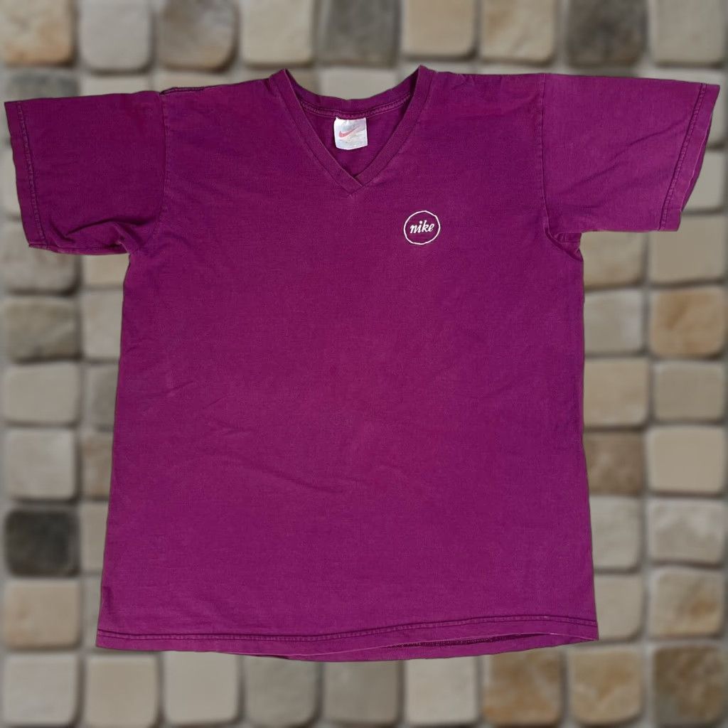 Nike VINTAGE Nike Men's T-Shirt Magenta V-Neck 90s Embroidered Logo Sz L Size US L / EU 52-54 / 3 - 1 Thumbnail