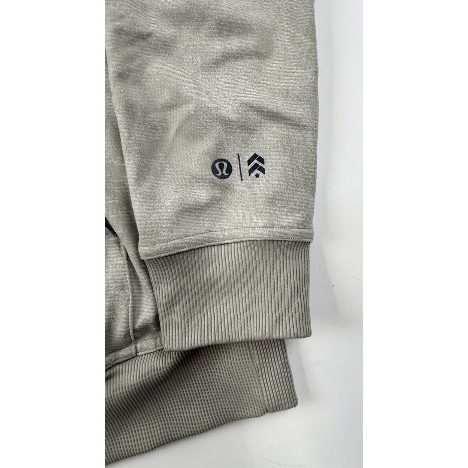 Lululemon Lululemon Hoodie Mens Large Gray Tactical Camo Pullover SE Special Edition Snap Shirt Mens Large Gray Camo Print 90s/Army Theme Size US L / EU 52-54 / 3 - 2 Thumbnail