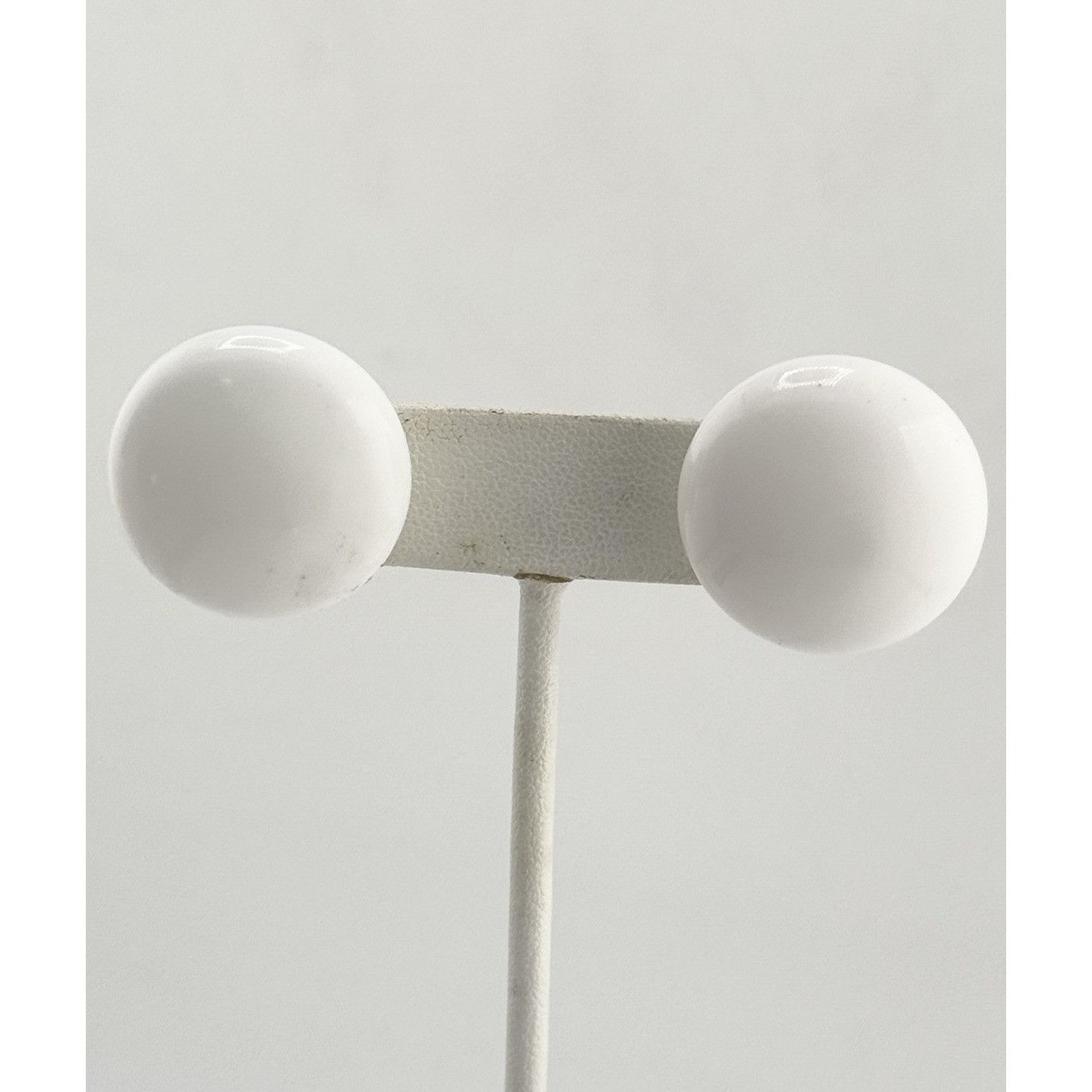 Vintage vintage white milk glass stud screw back earrings Size ONE SIZE - 3 Thumbnail