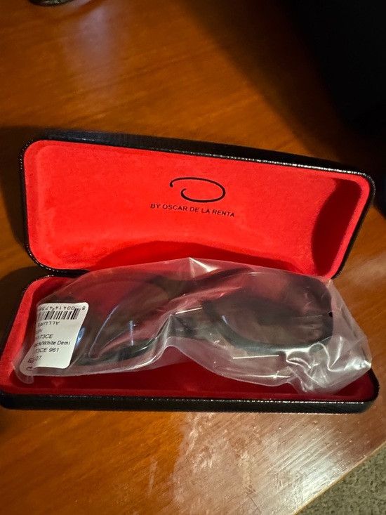 Oscar De La Renta Black Frame Sunglasses with Brown Gradient Lenses Size ONE SIZE - 5 Thumbnail