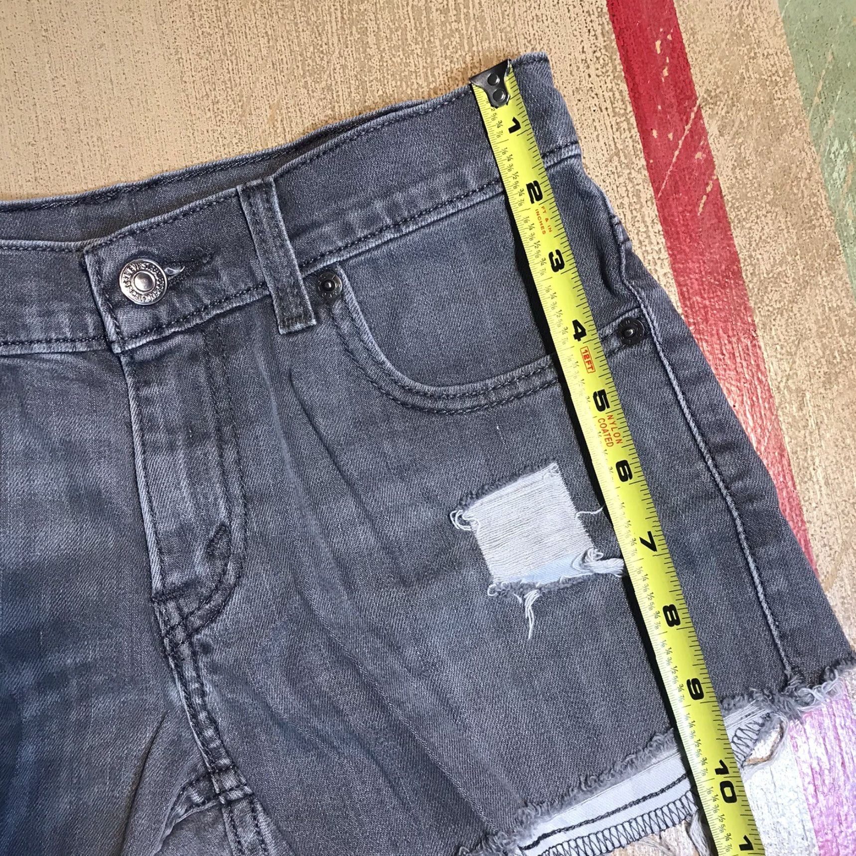 Levi's Levi's Jeans Shorts Womens 25 Slim Cut-Off Denim Gray Zip Fly Distressed 3in Inseam 5-Pocket Vintage No? Size 42" / US 20 - 5 Thumbnail