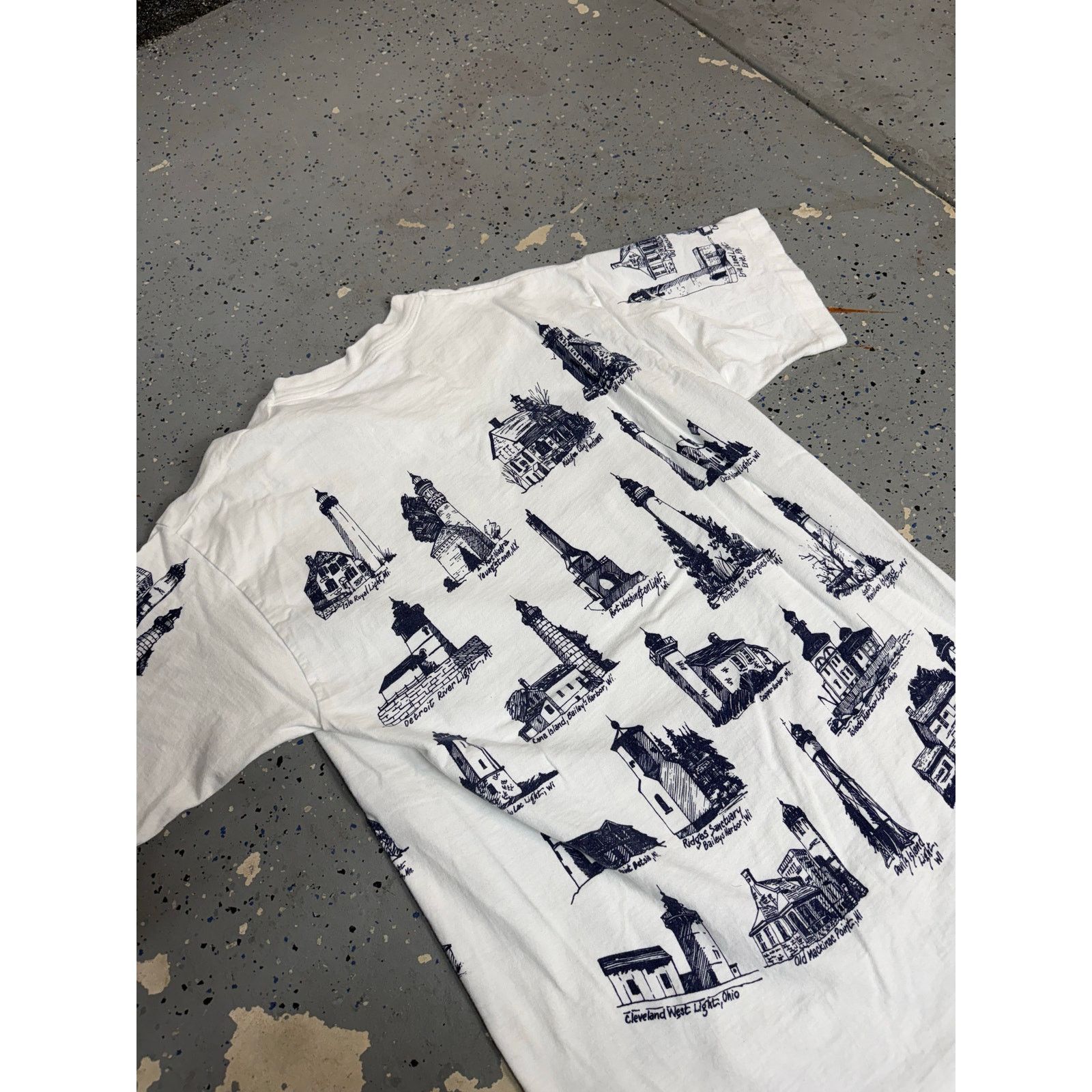 Fruit Of The Loom Vintage 90s lighthouse tee all over print Size US L / EU 52-54 / 3 - 8 Thumbnail