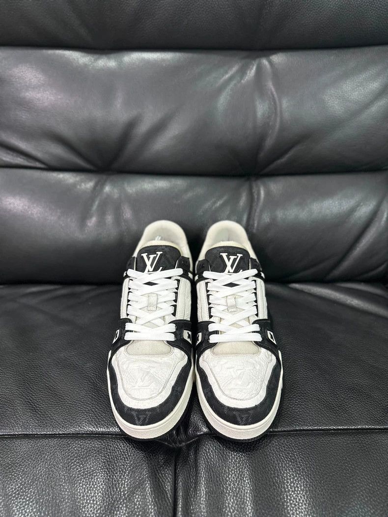 Louis Vuitton Louis Vuitton Trainer Panda Embossed Print Low-Top Fashion Size US 9.5 / EU 42-43 - 2 Thumbnail