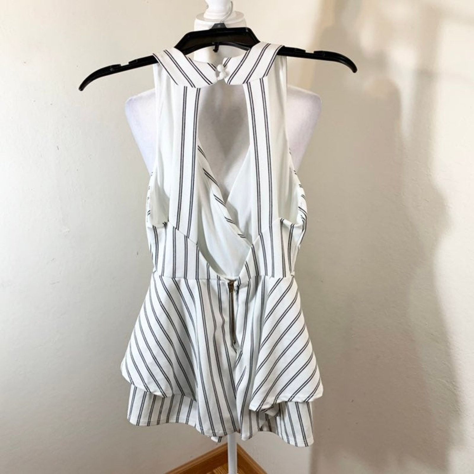 Other Cute white Striped Sleeveless jumpsuite size M Size 27" / US 4 / IT 40 - 5 Thumbnail