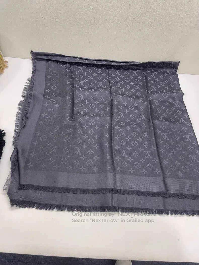 Louis Vuitton Louis Vuitton Full logo shawl Size ONE SIZE - 1 Thumbnail