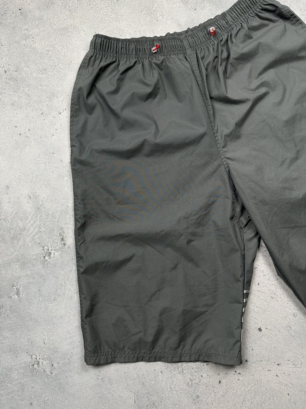 Nike Vintage Nike Ripstop Nylon Shorts TN Gray Red Swoosh 90s Y2K Size US 34 / EU 50 - 4 Thumbnail