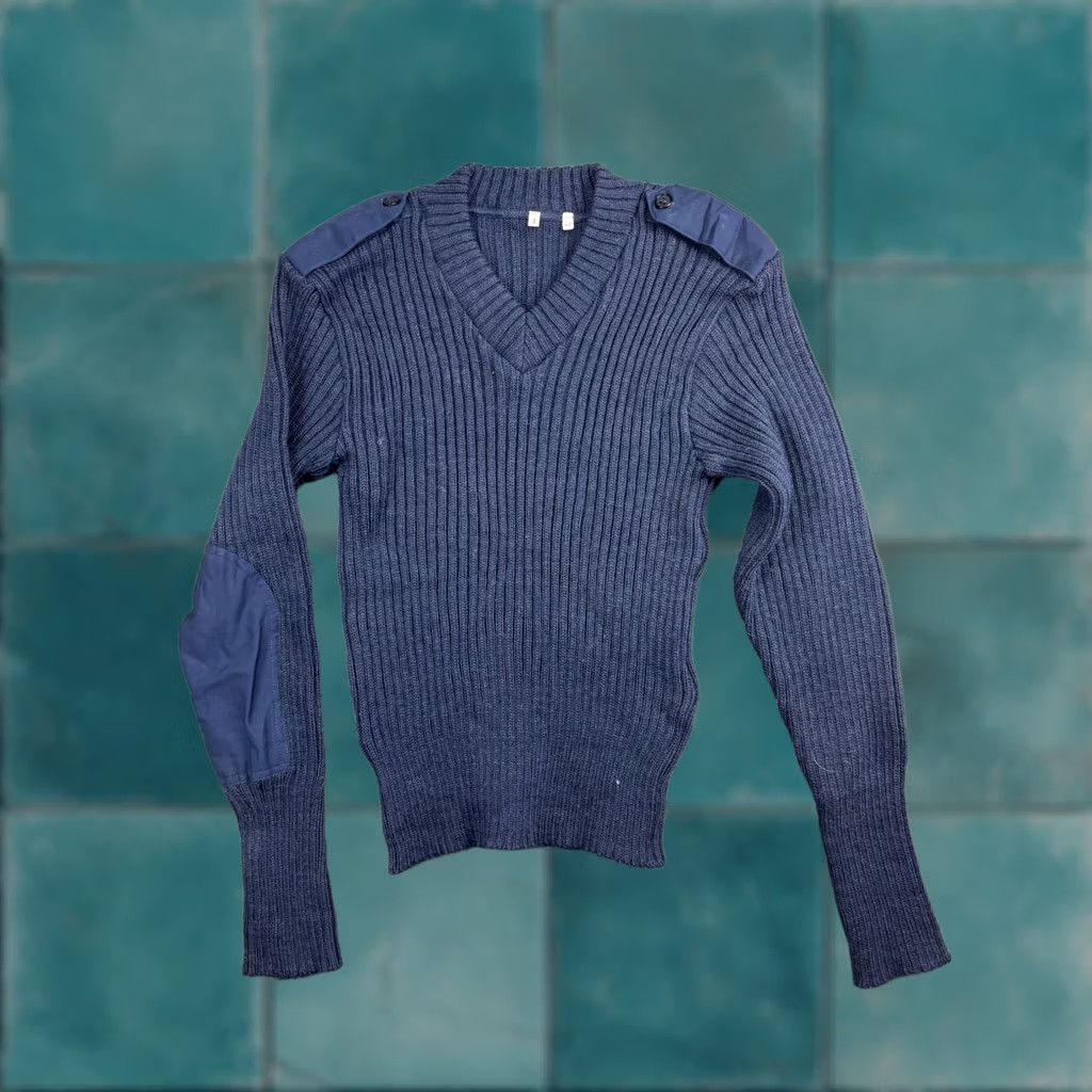 Vintage VINTAGE USAF Wool Sweater Men 40 Blue V-Neck Elbow Patches Pullover Sleeve Long Knit Heavyweight Casual Workwear Outdoor Army Size US L / EU 52-54 / 3 - 1 Thumbnail