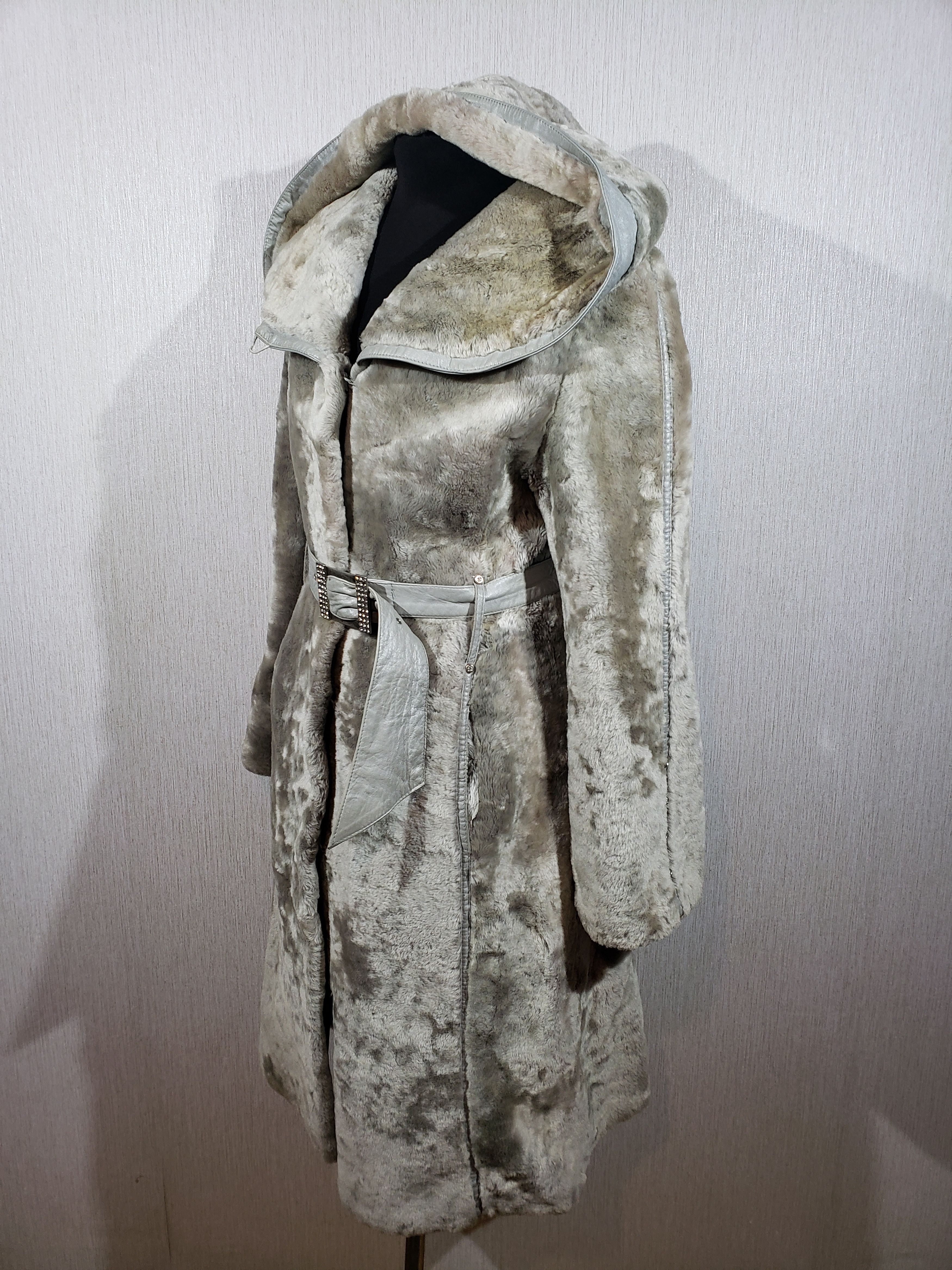 Other onderful women's sheepskin coat with a luxurious fur hood. Size L / US 10 / IT 46 - 2 Thumbnail