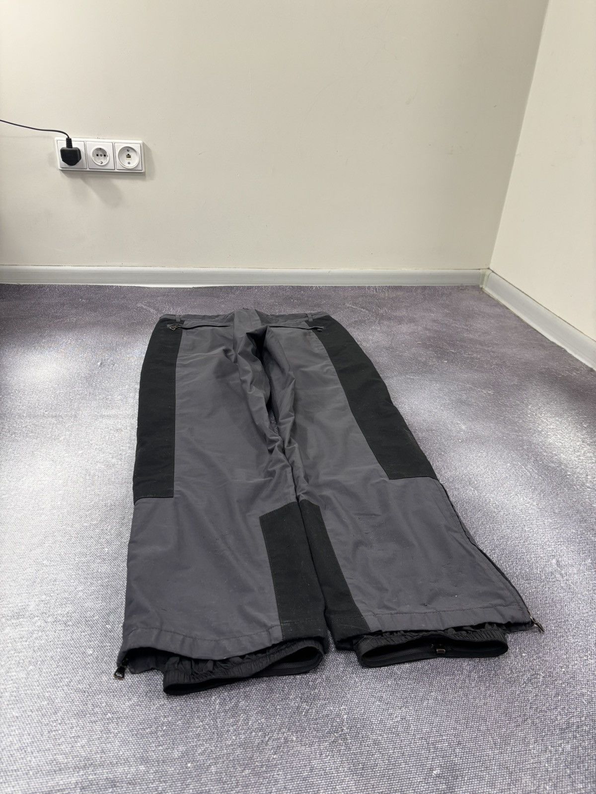 Prada Prada Gore-Tex Vintage Men’s Grey/Black Outdoor Ski Pants Size US 38 / EU 54 - 18 Thumbnail