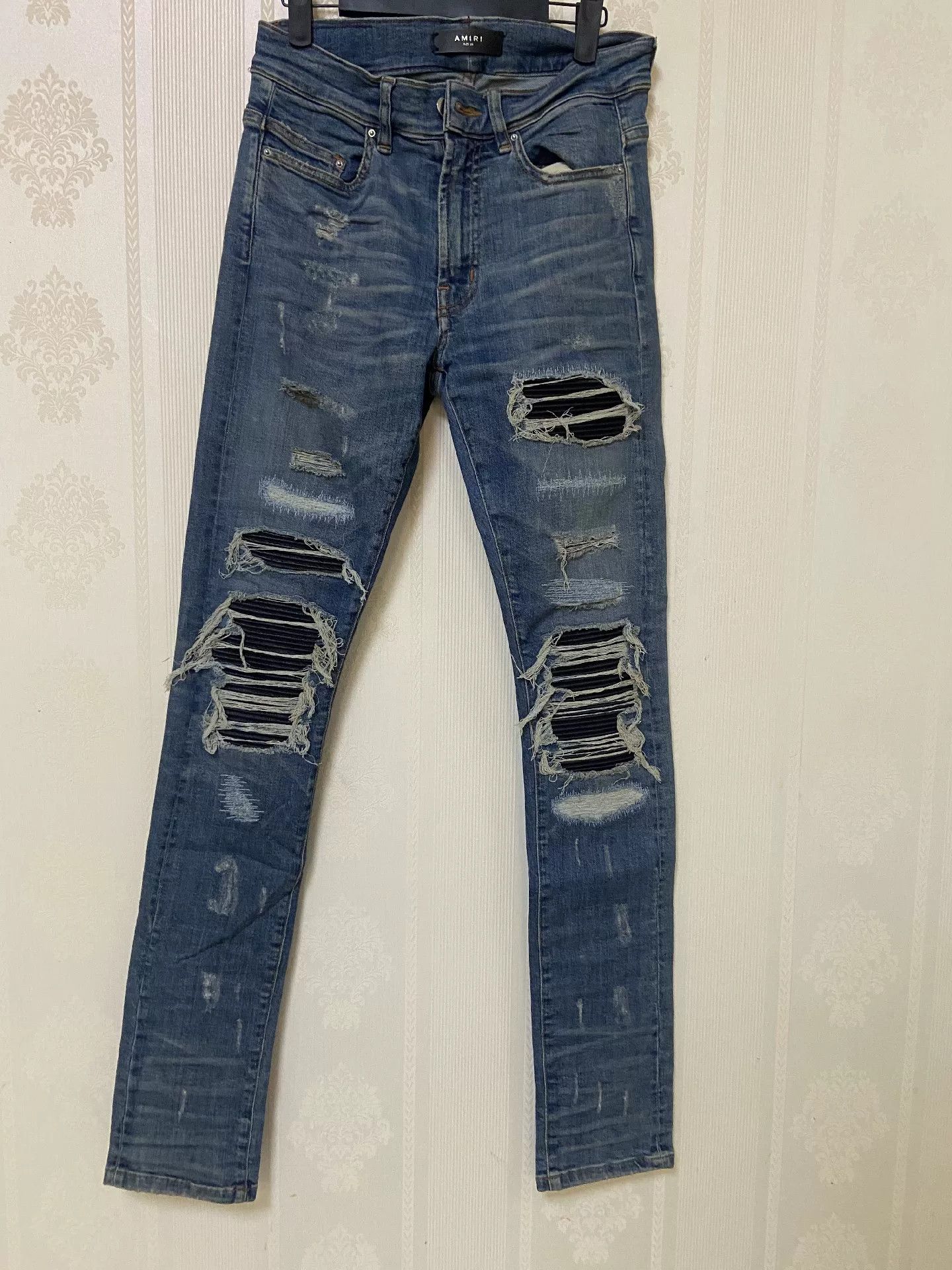 amiri distressed denim pants in blue