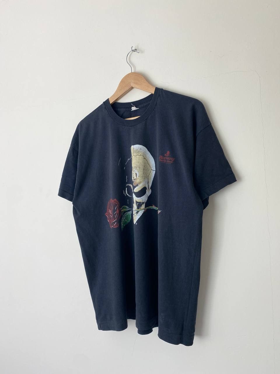 Alchemy Equipment × Band Tees × Vintage Vintage Alchemy Battle Dress 1980s Skull with Rose T-Shirt Size US XL / EU 56 / 4 - 4 Thumbnail