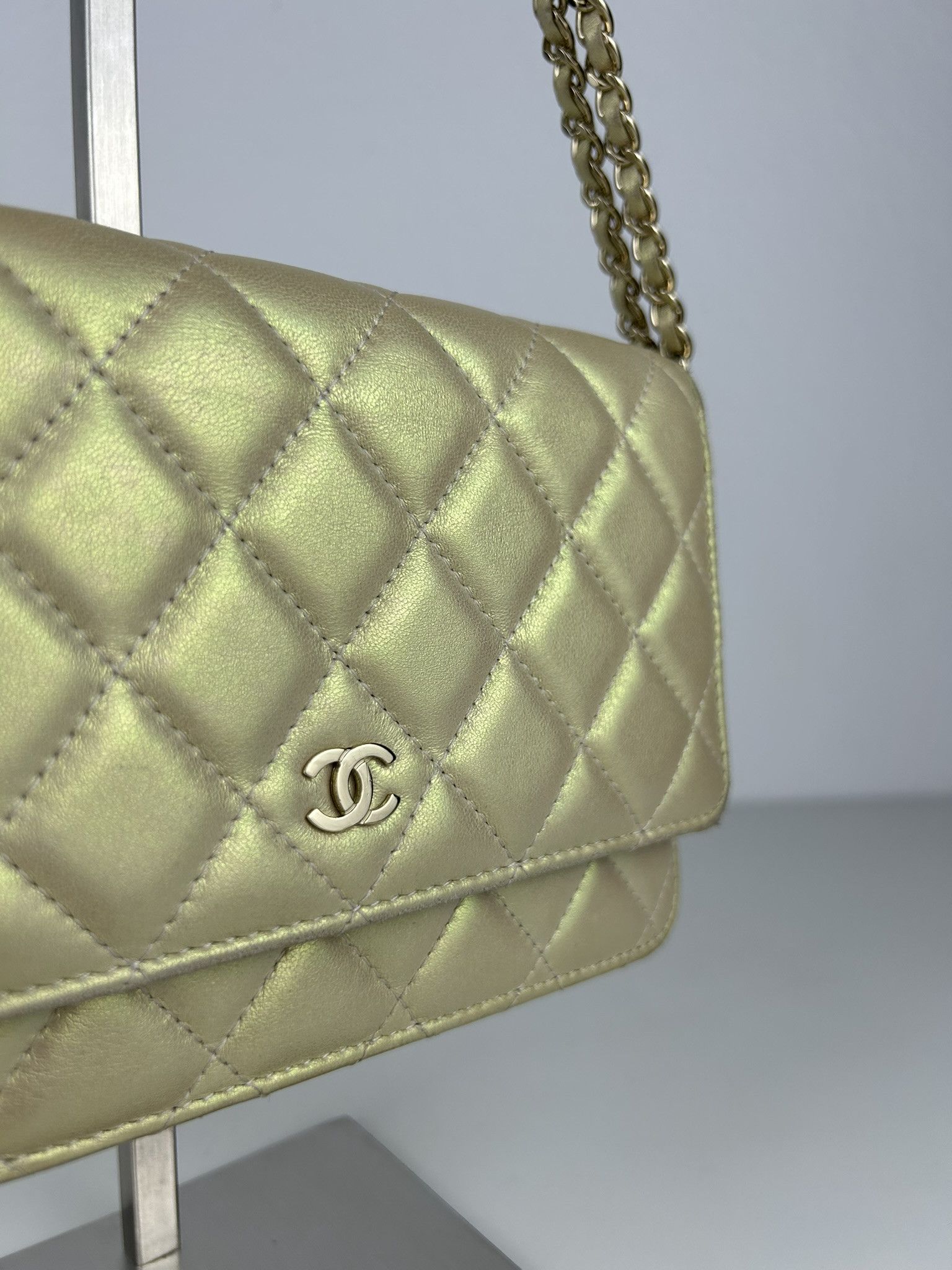 Chanel 2020 Chanel gold metallic matelasse wallet on chain Size ONE SIZE - 7 Thumbnail