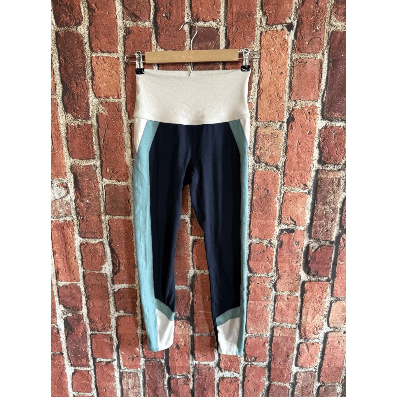 Beyond Yoga Beyond Yoga Womens Cropped Leggings Pants Athletic Size Small Size 28" / US 6 / IT 42 - 2 Thumbnail
