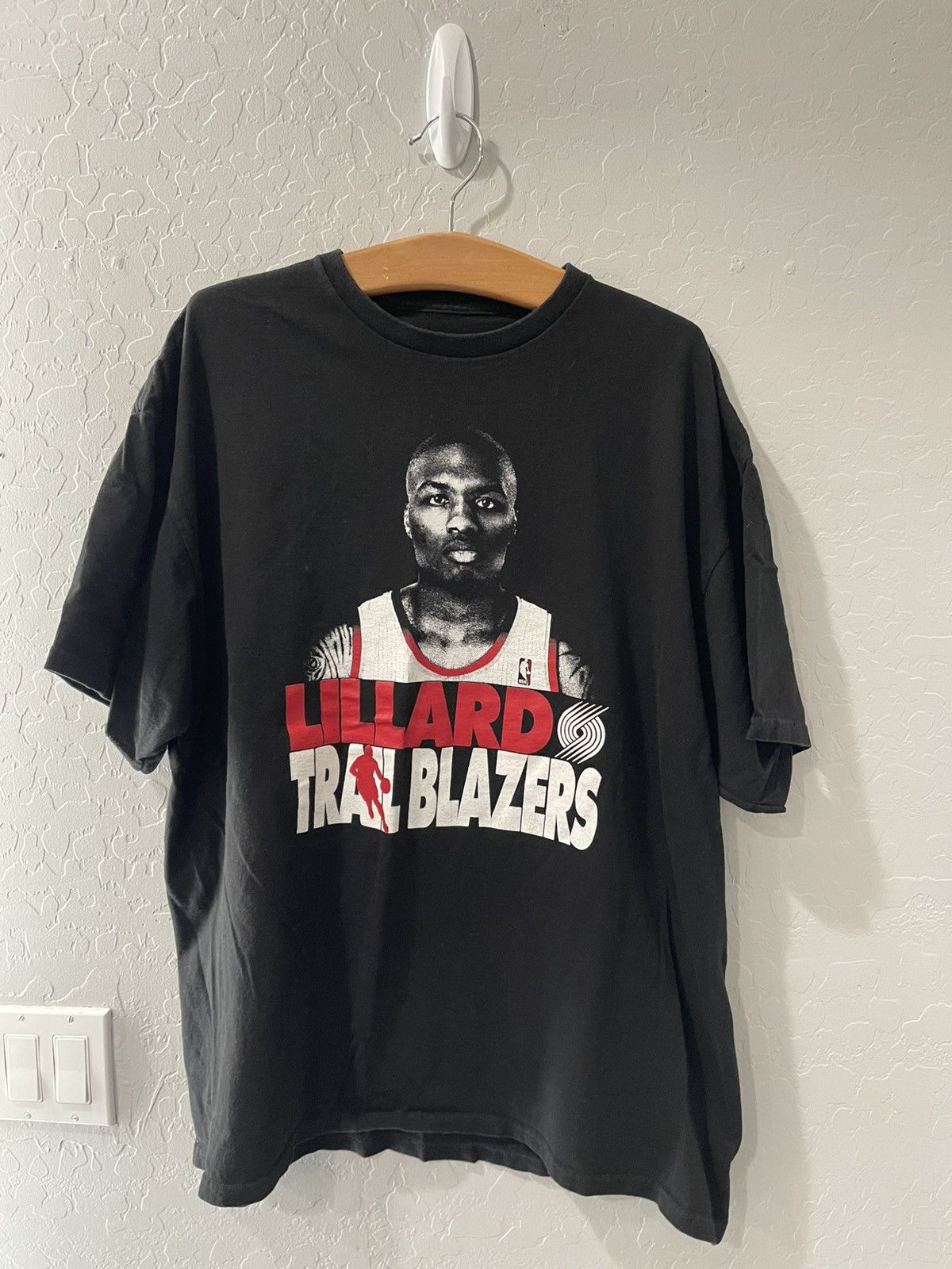 Majestic × NBA Majestic Rookie Damian Lillard Trailblazers Shirt Size XL Size US XL / EU 56 / 4 - 1 Thumbnail