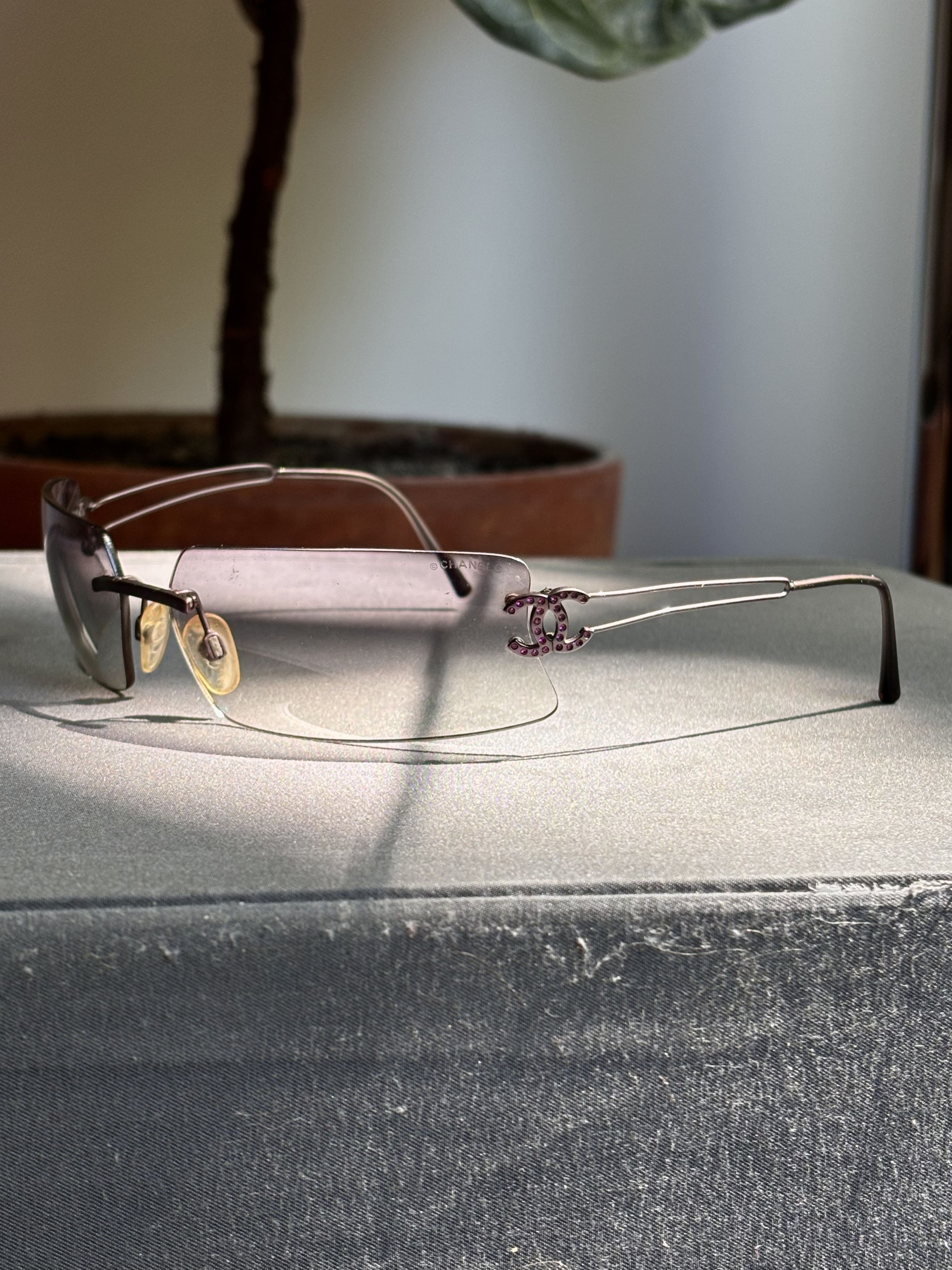 Chanel Chanel Sunglasses 4051-B Rhinestone Logo Rimless Vintage Size ONE SIZE - 2 Thumbnail