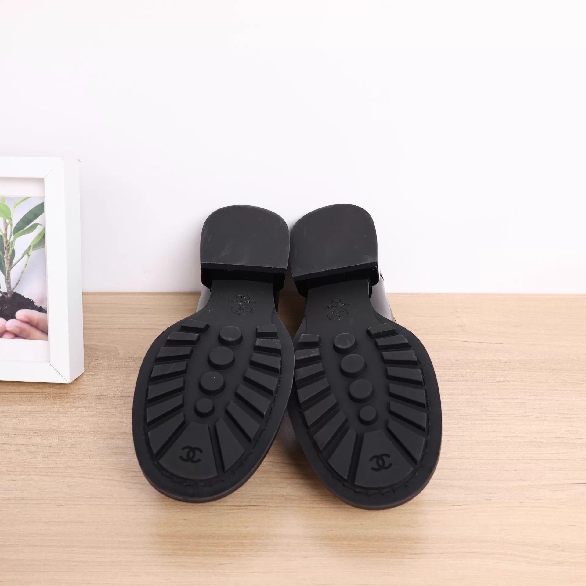 Chanel CHANEL Black Patent Leather Loafers EU 38.5 Size US 8 / IT 38 - 2 Thumbnail