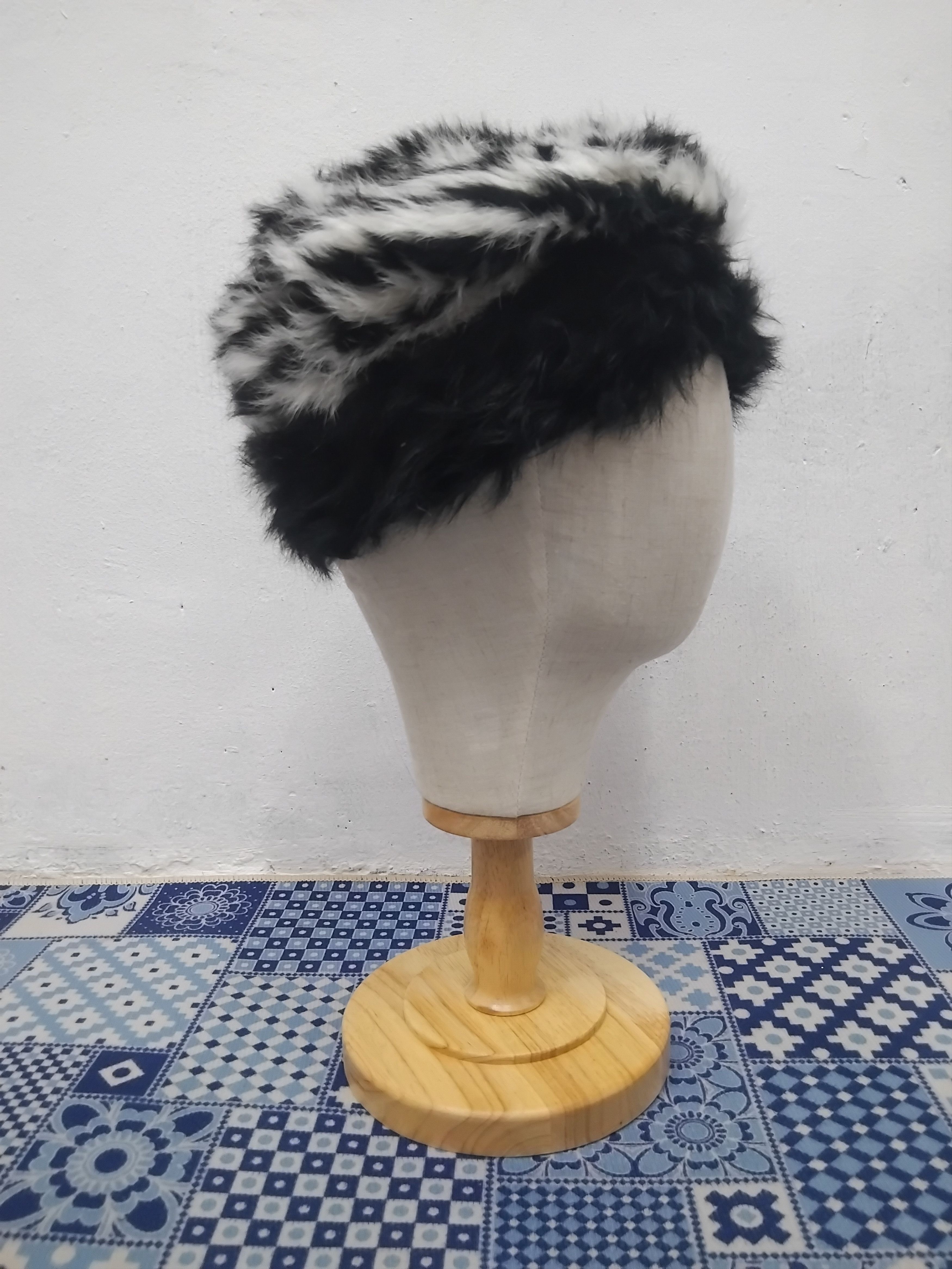 Japanese Brand 💥Love fur black white Barrett Size ONE SIZE - 5 Thumbnail