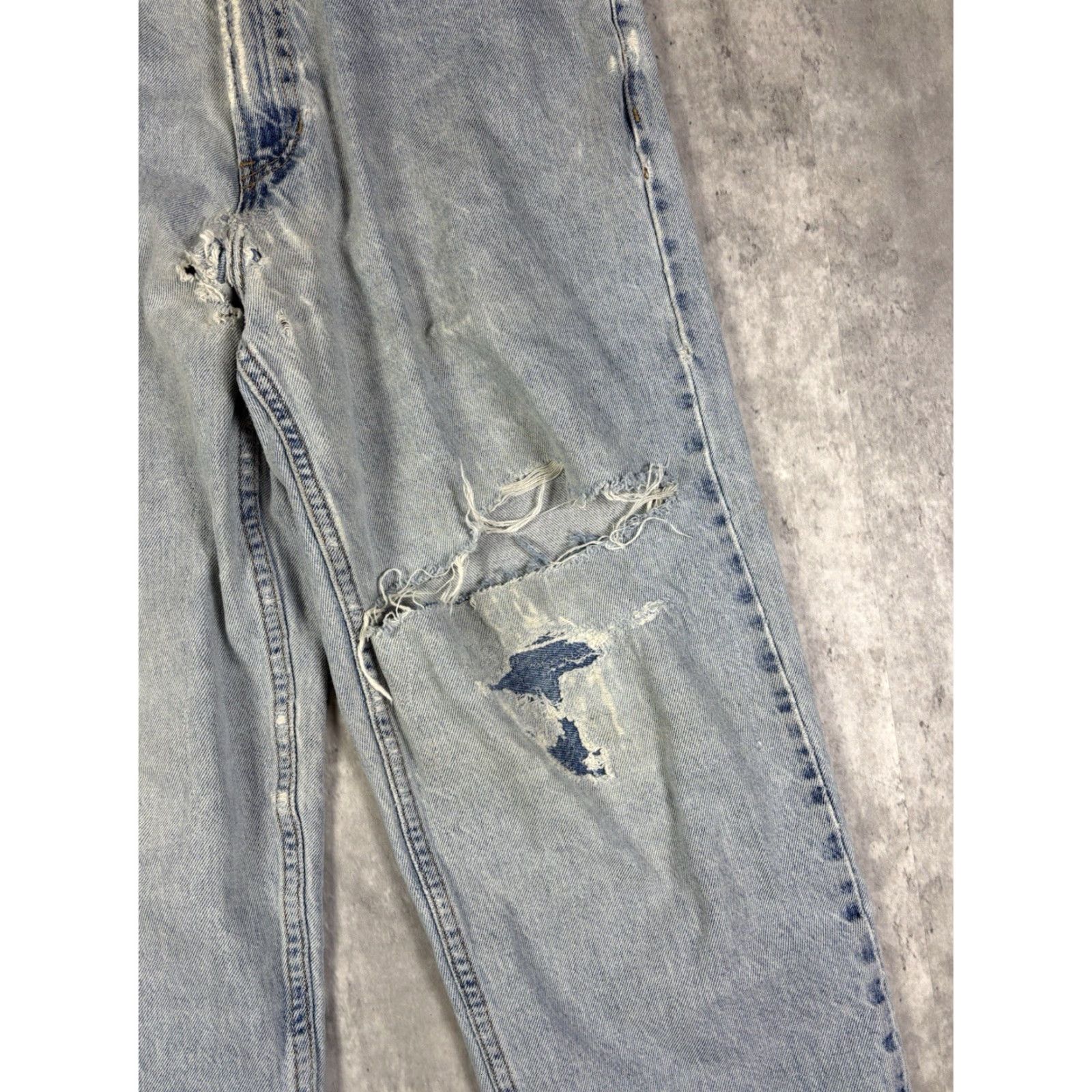 Tommy Hilfiger Vintage Tommy Hilfiger Jeans Distressed Baggy Fit Light Wash 32x32 Men Jeans blue 90s Relaxed Denim Cotton Logo Zipper Button 32in inseam Mens Size US 32 / EU 48 - 7 Thumbnail