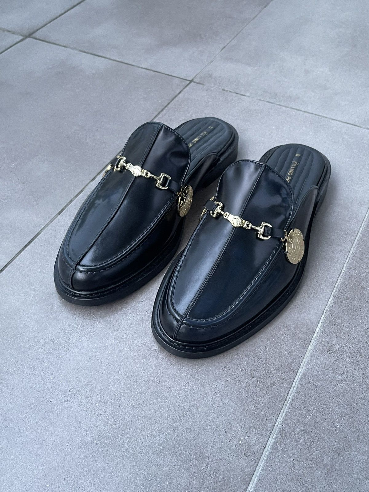 !DS! SS23 Filling Pieces Medal Black Mules