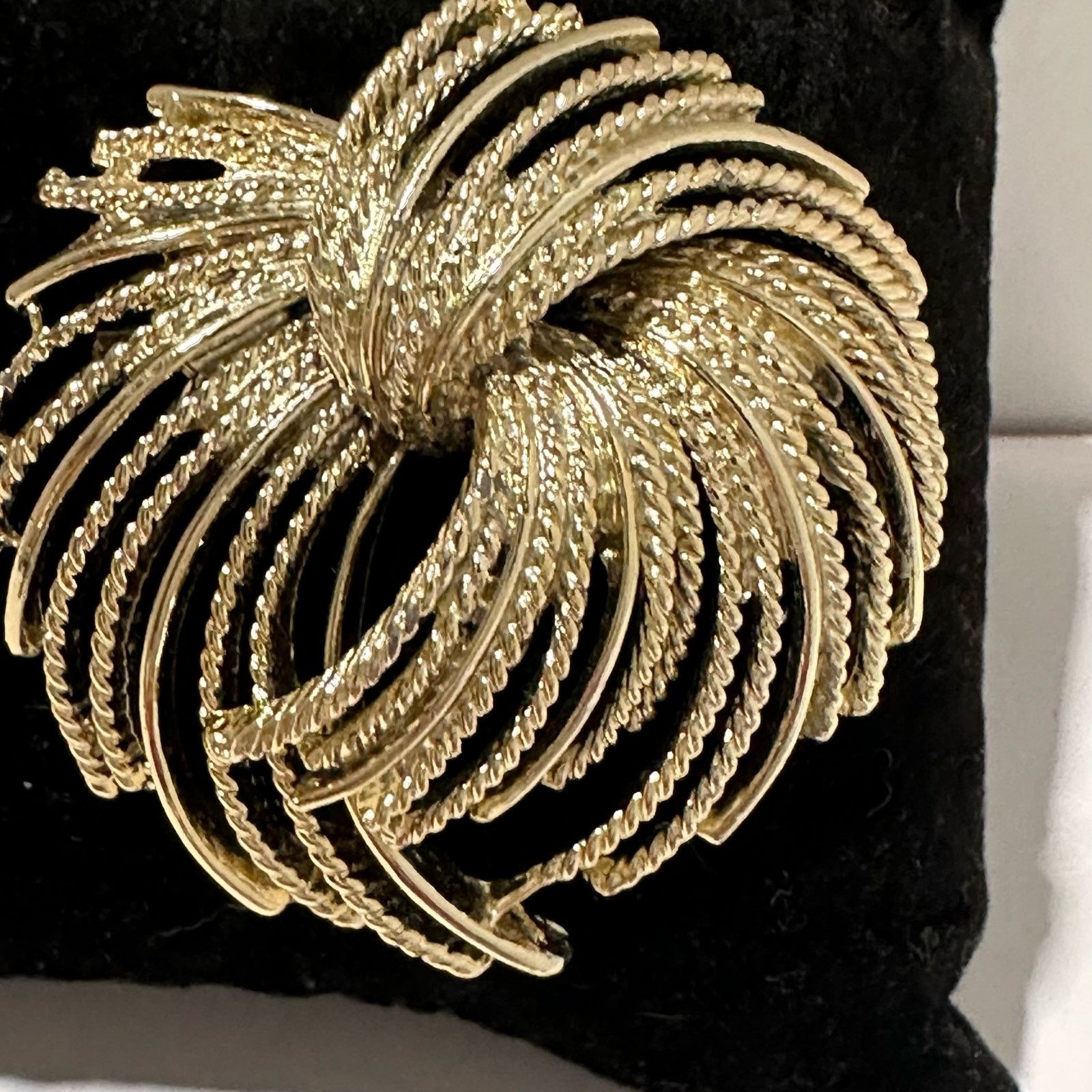 Vintage Vintage Flower Atomic Gold Tone Swirl Splash Brooch Costume Size ONE SIZE - 3 Thumbnail