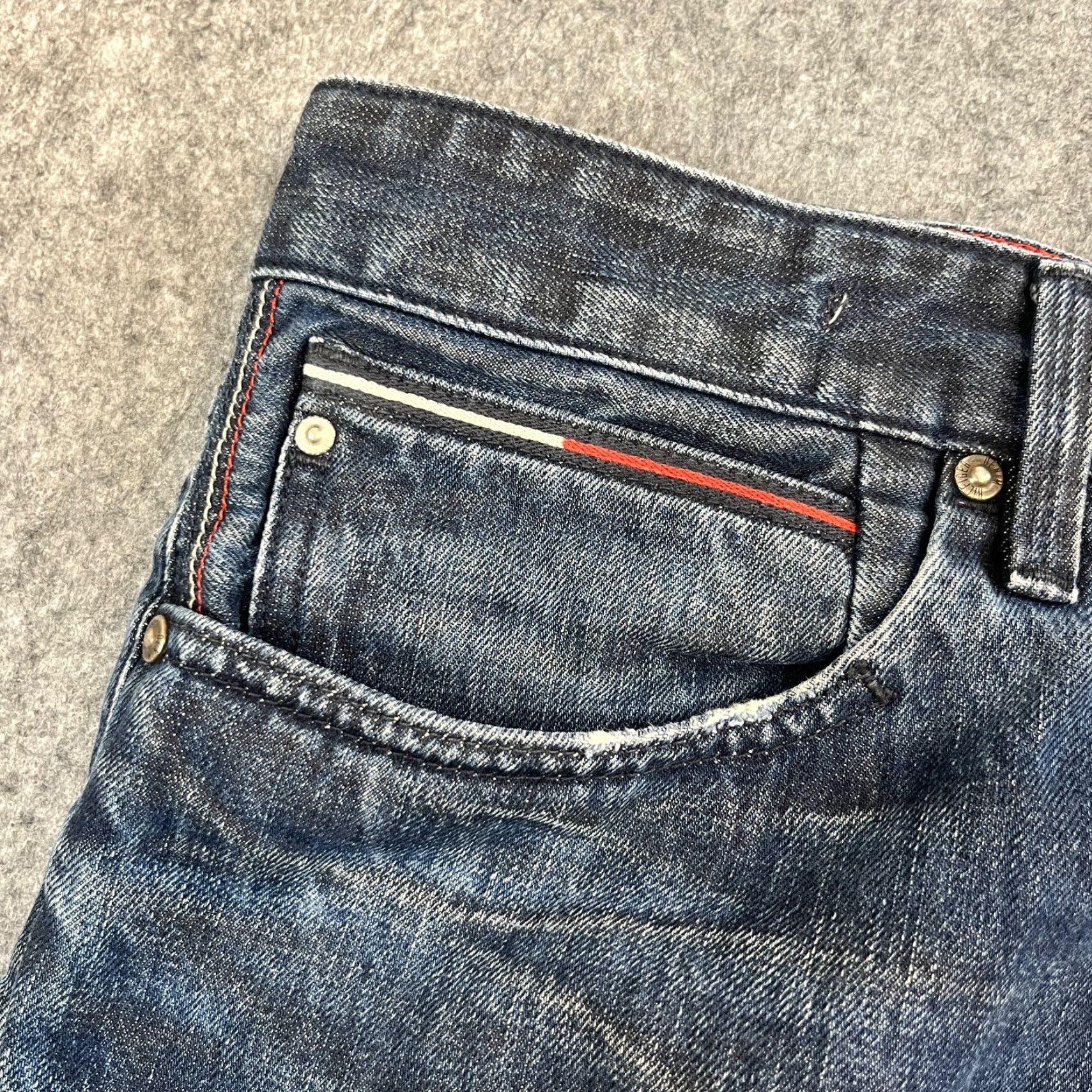 Tommy Hilfiger Tommy Hilfiger Jeans Tapered Fit 36 32 Mid Wash Blue Whiskering Honeycomb Denim Mens Regular 5-Pocket Size US 36 / EU 52 - 7 Thumbnail