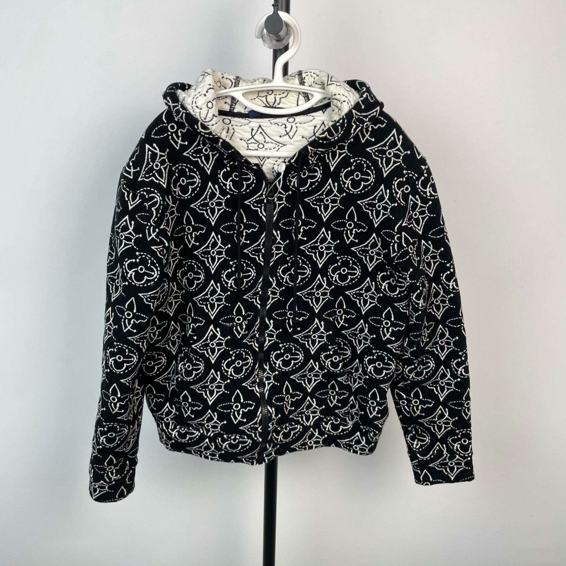 Louis Vuitton Louis Vuitton Black Sweater S Women Size S / US 4 / IT 40 - 1 Thumbnail