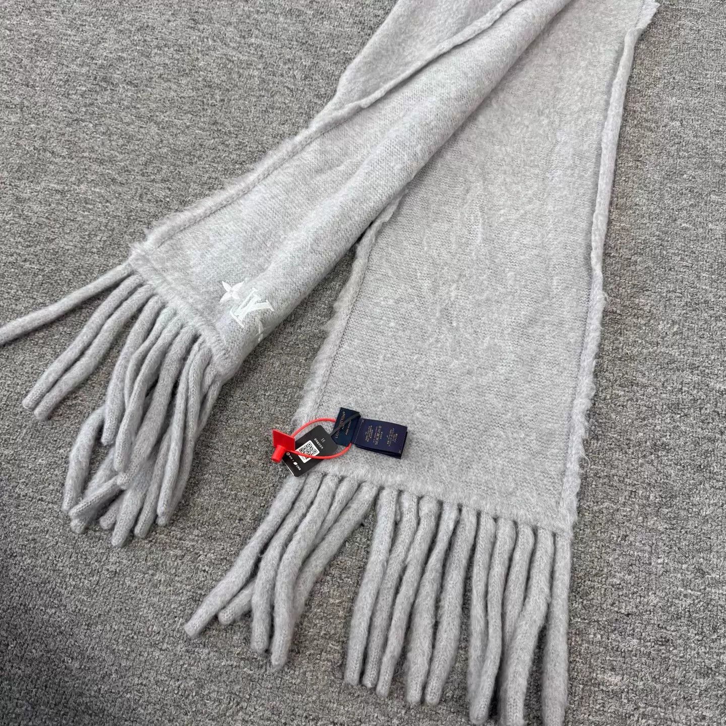 Louis Vuitton LV Gray Embroidered Logo Tassel Cashmere Scarf Size ONE SIZE - 4 Thumbnail