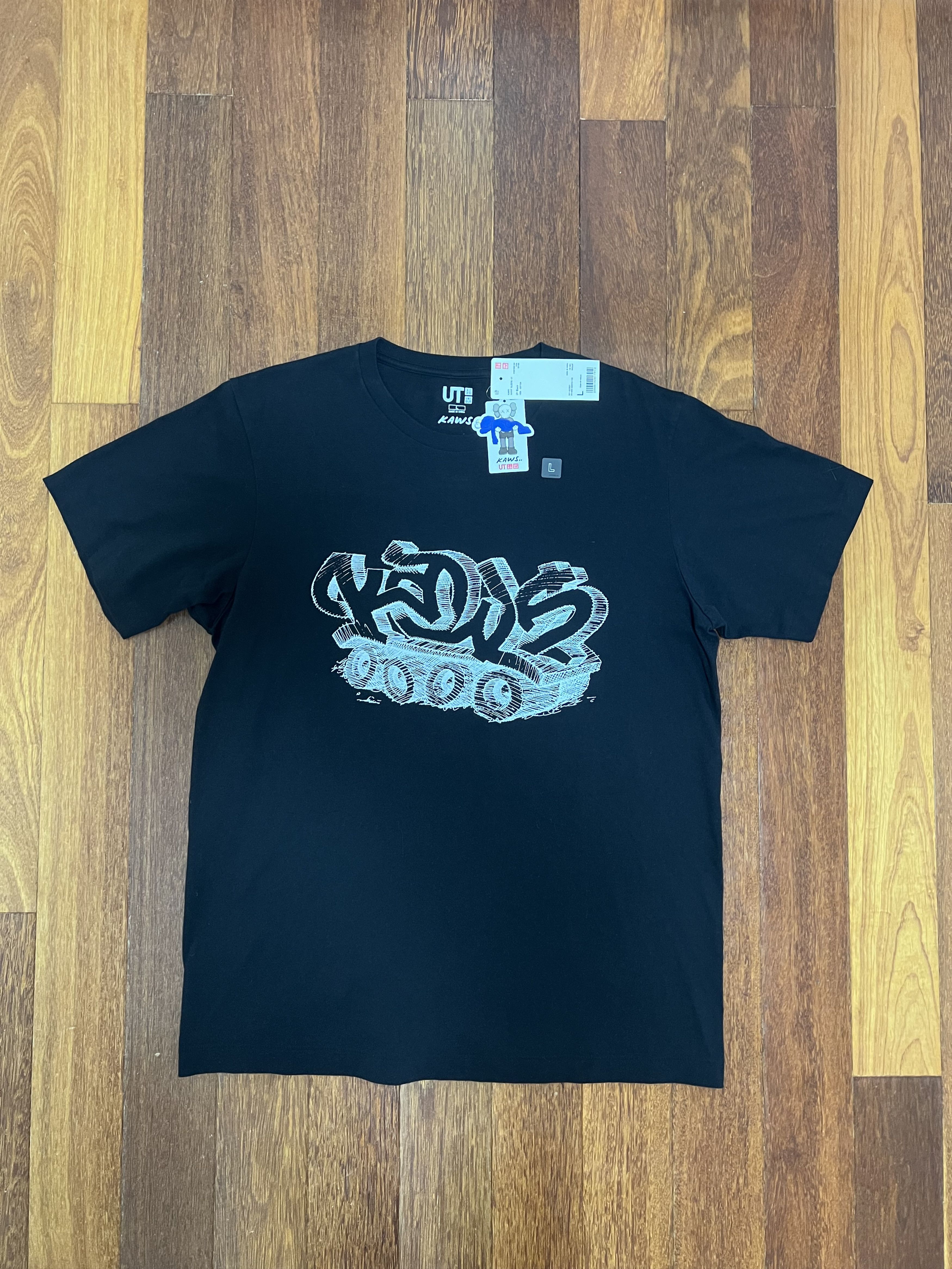 Kaws × Uniqlo 💚 Kaws x Uniqlo Wordmark Tee Black Large NEW Size US L / EU 52-54 / 3 - 1 Thumbnail