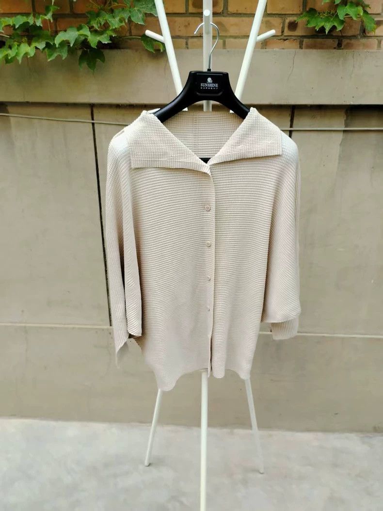 Issey Miyake Issey Miyake size:one size Beige pleated cardigan Size S / US 4 / IT 40 - 1 Thumbnail