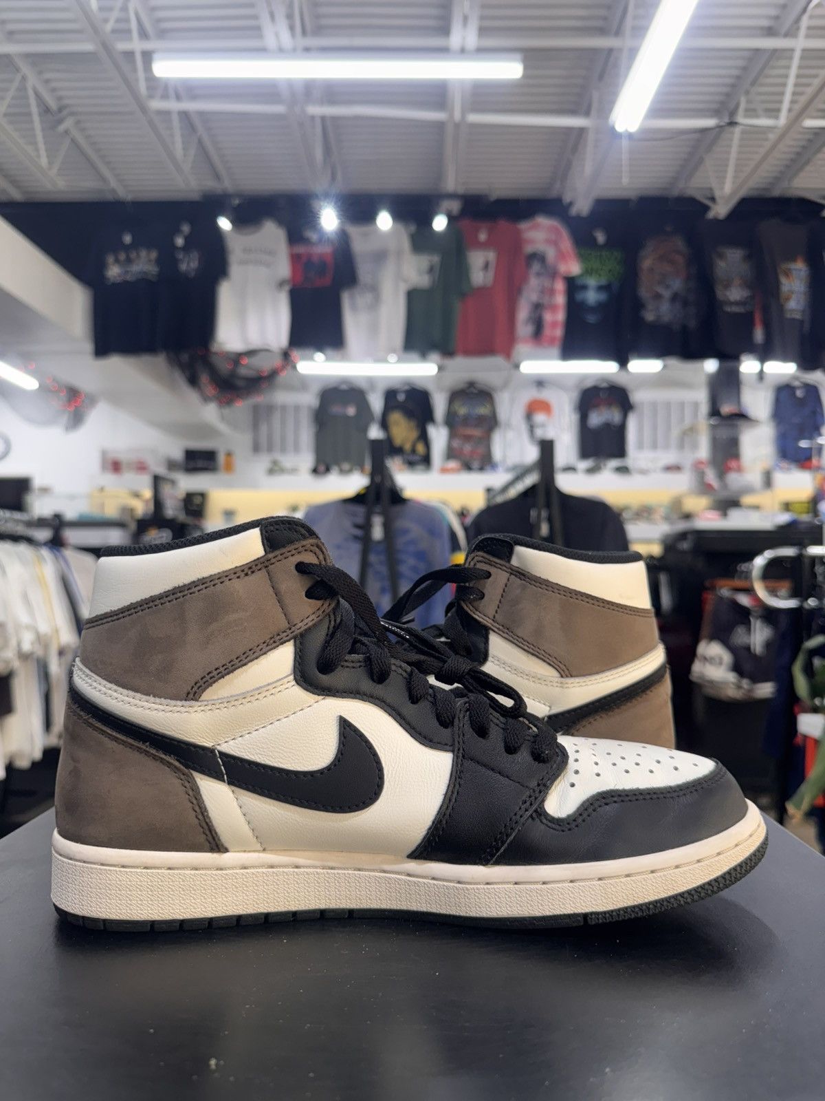 Jordan Brand Air Jordan 1 Dark Mocha Size 9 (2020) Size US 9 / EU 42 - 3 Thumbnail